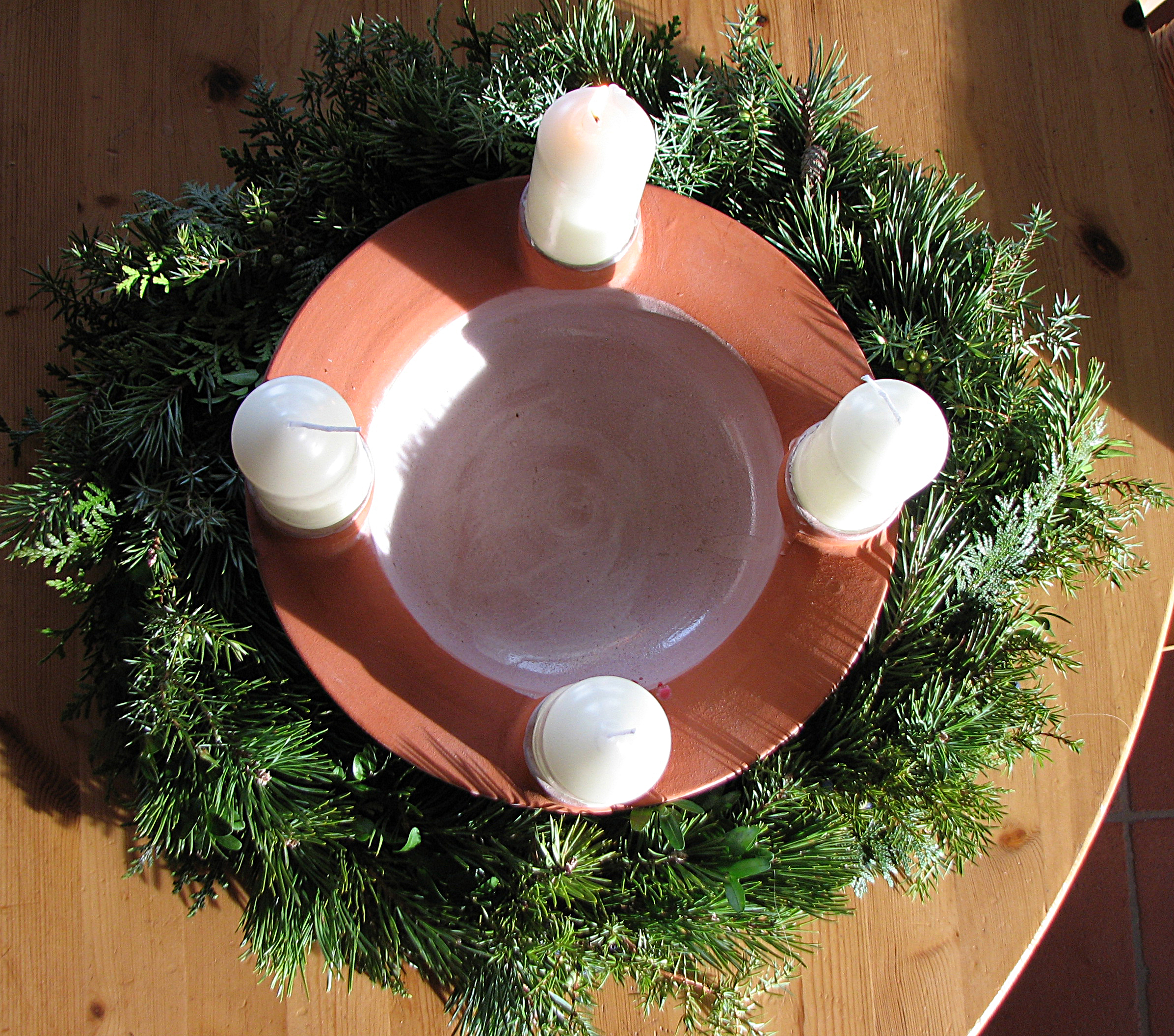 <p><strong>Methode Nr. 4: </strong>Keramikkranz + auf traditionelle Art selbst gebundener grüner Kranz.</p>