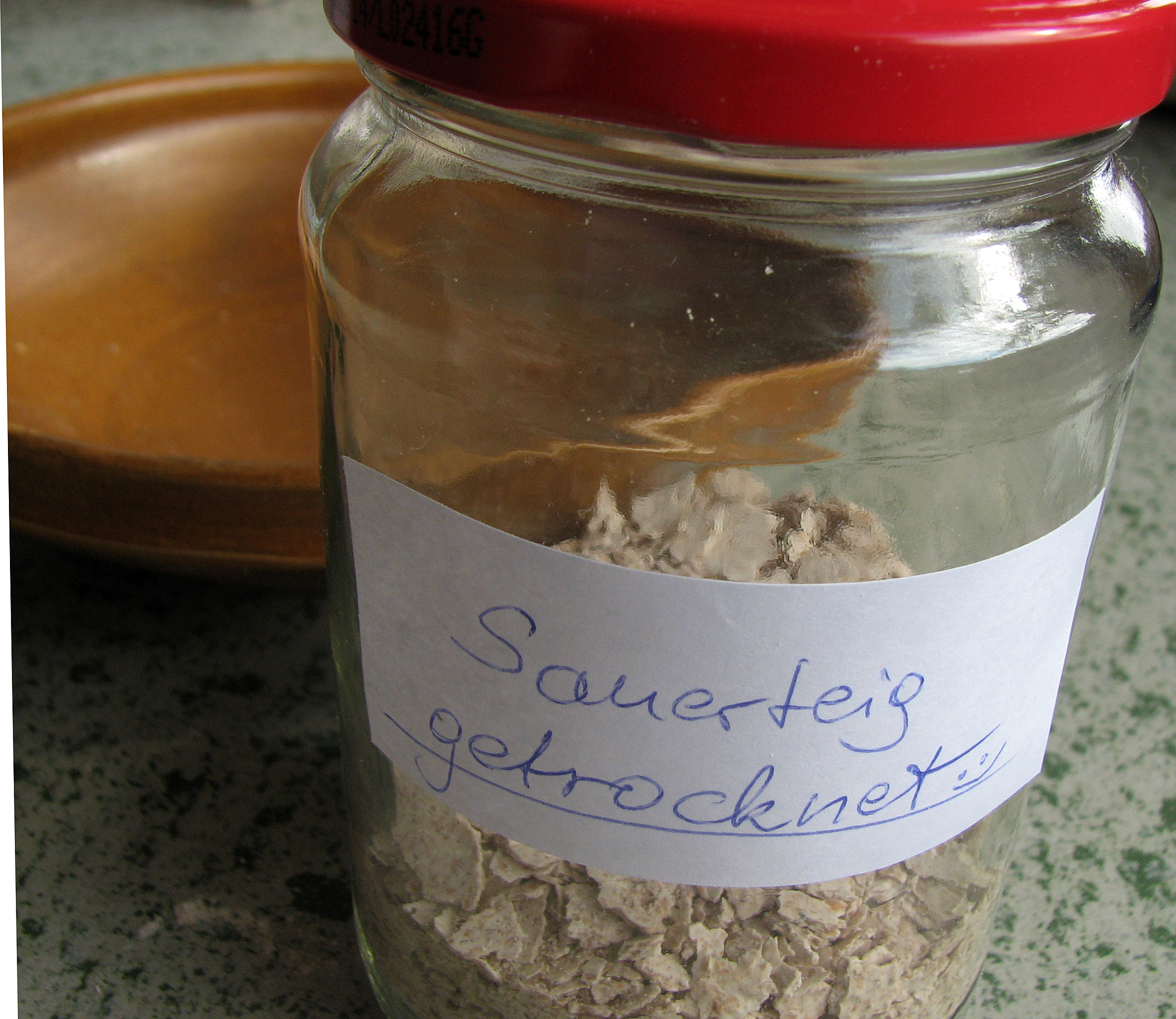 <p>Durchgetrocknet und gut verschlossen hält sich Sauerteig jahrelang.</p>