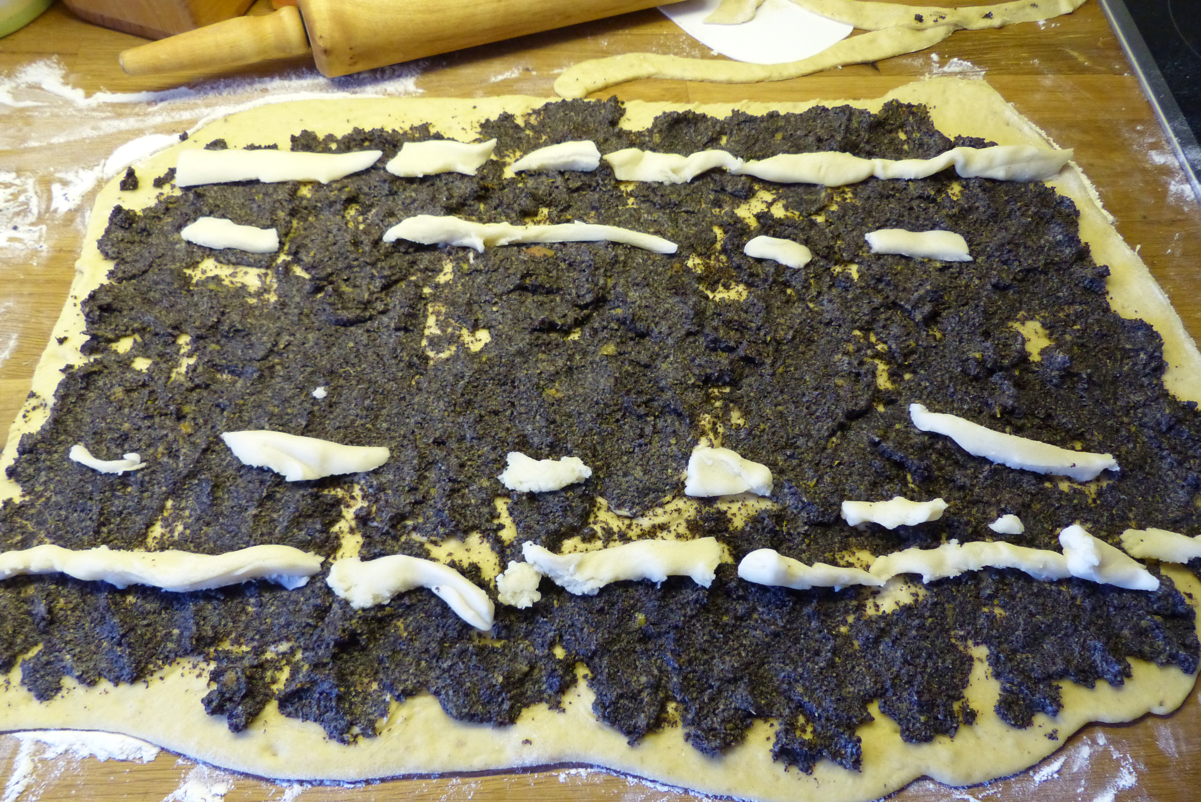 <p>Hier wird die Mohnfülle mit Marzipanstücken ergänzt.</p>