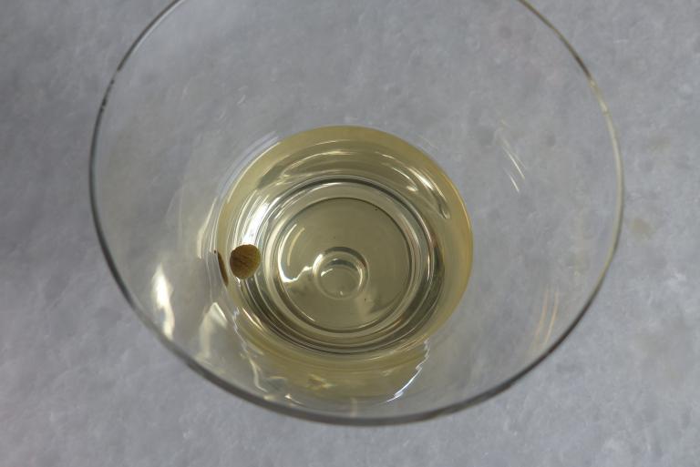 <p>Rosa: "Eine Kaper rundet den österlichen Aperitif ab."</p>