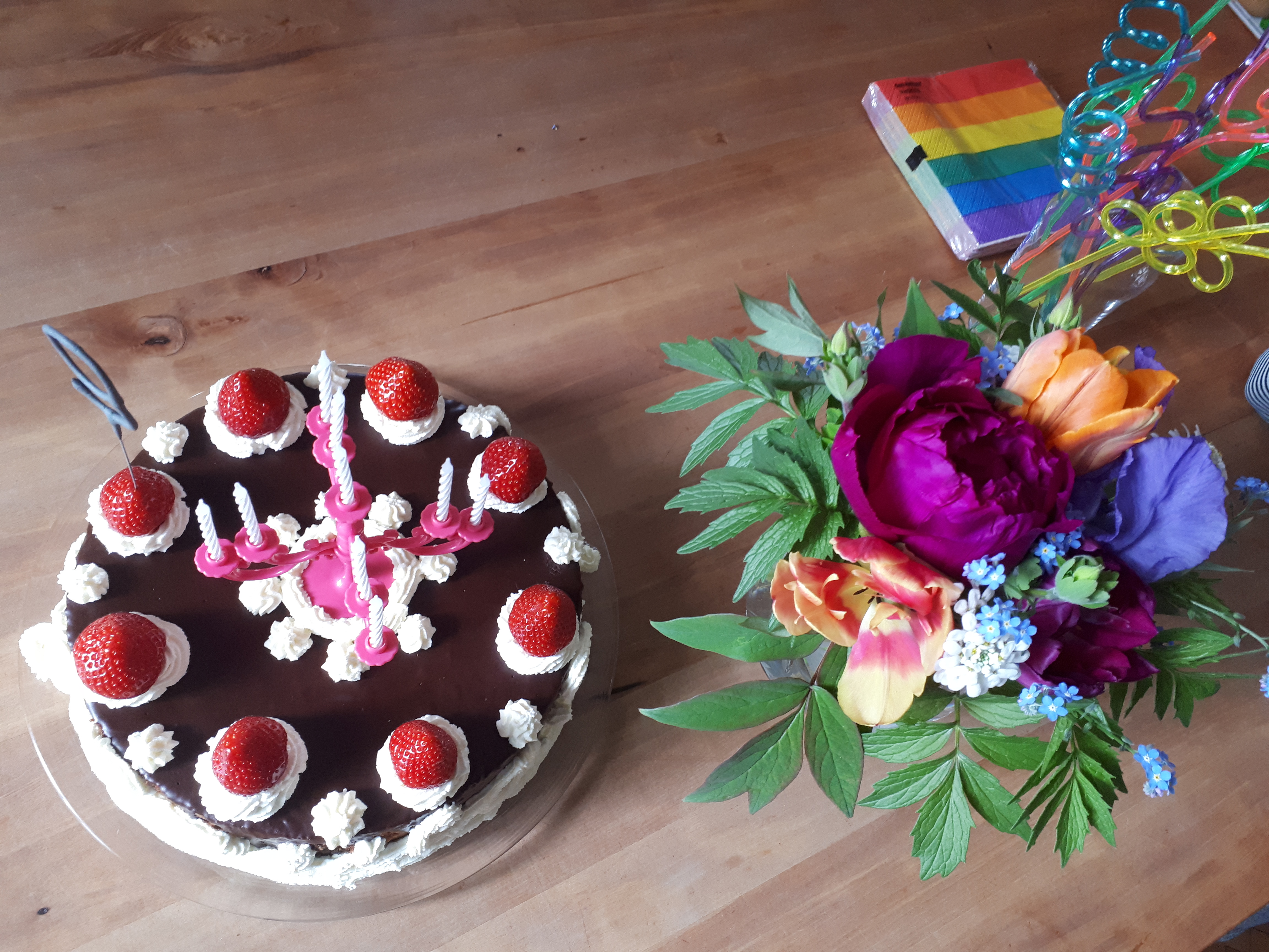 <p>Die kleine Paula wünschte sich eine Sachertorte als Geburtstagstorte: Aber bitte mit "Verzierung", liebe Mama!</p>