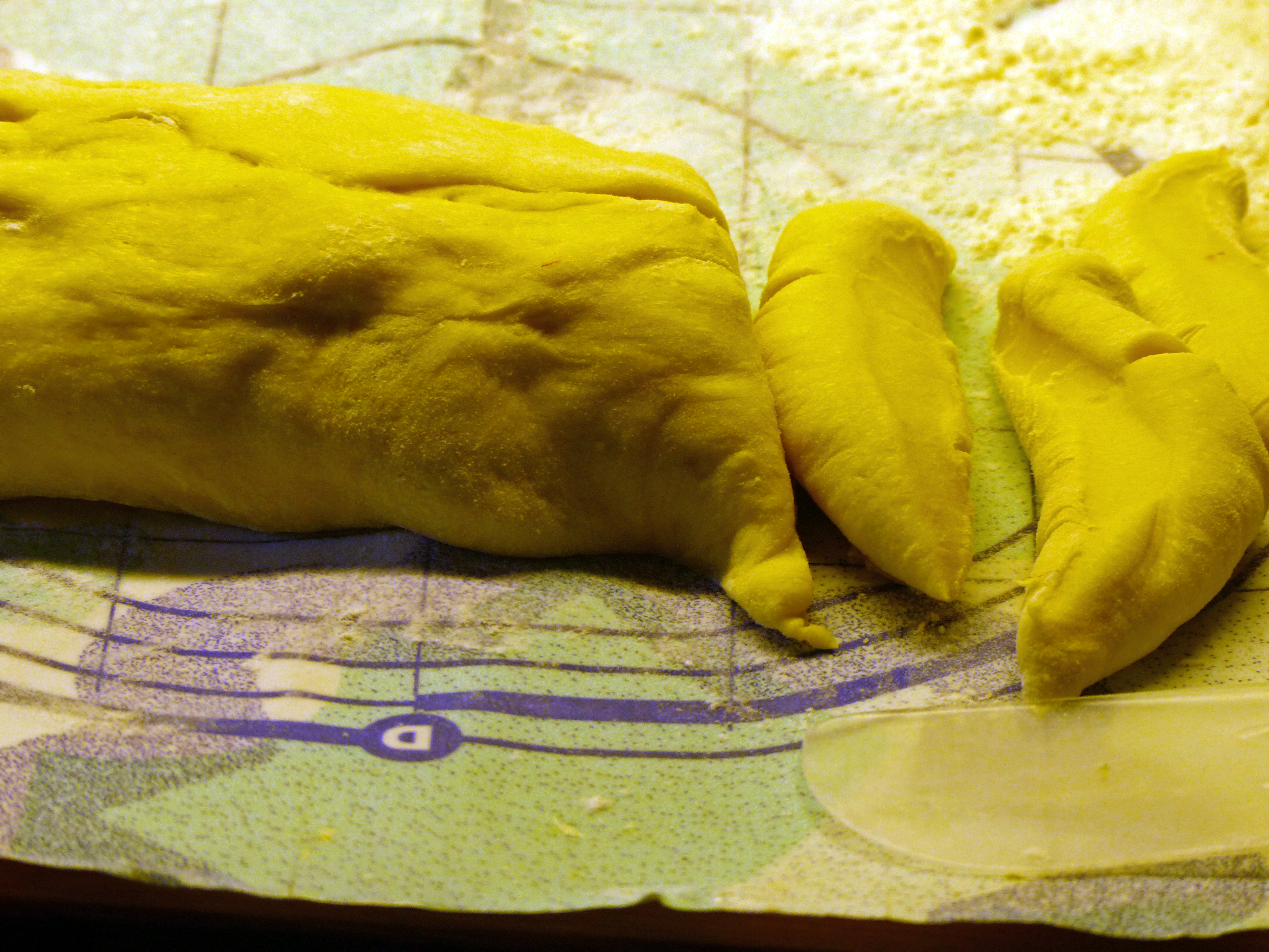 Luciabrote, Lussebullar, Lussekatter