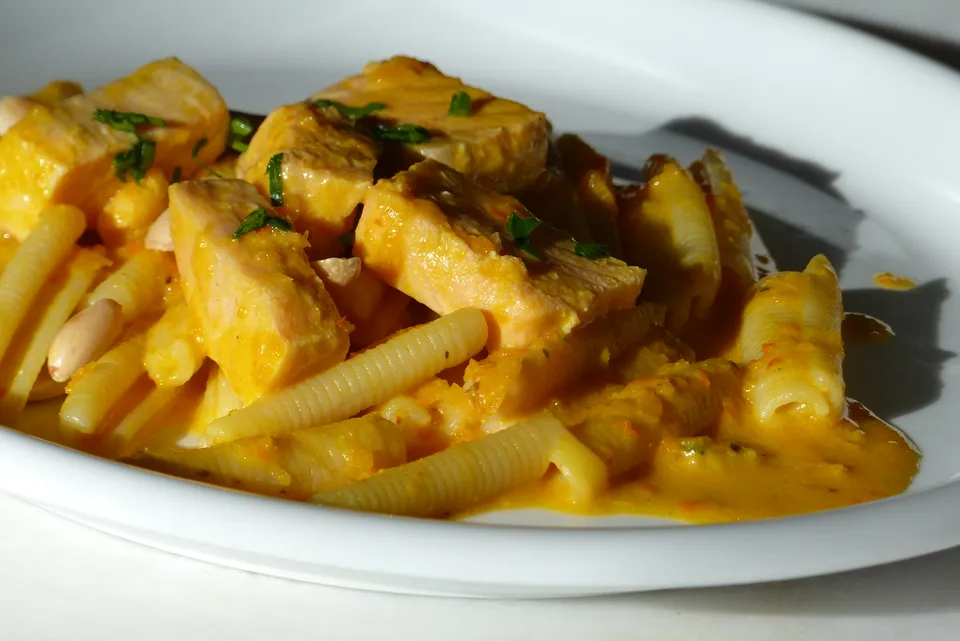 Nudeln mit Lachs und Gemüsesauce