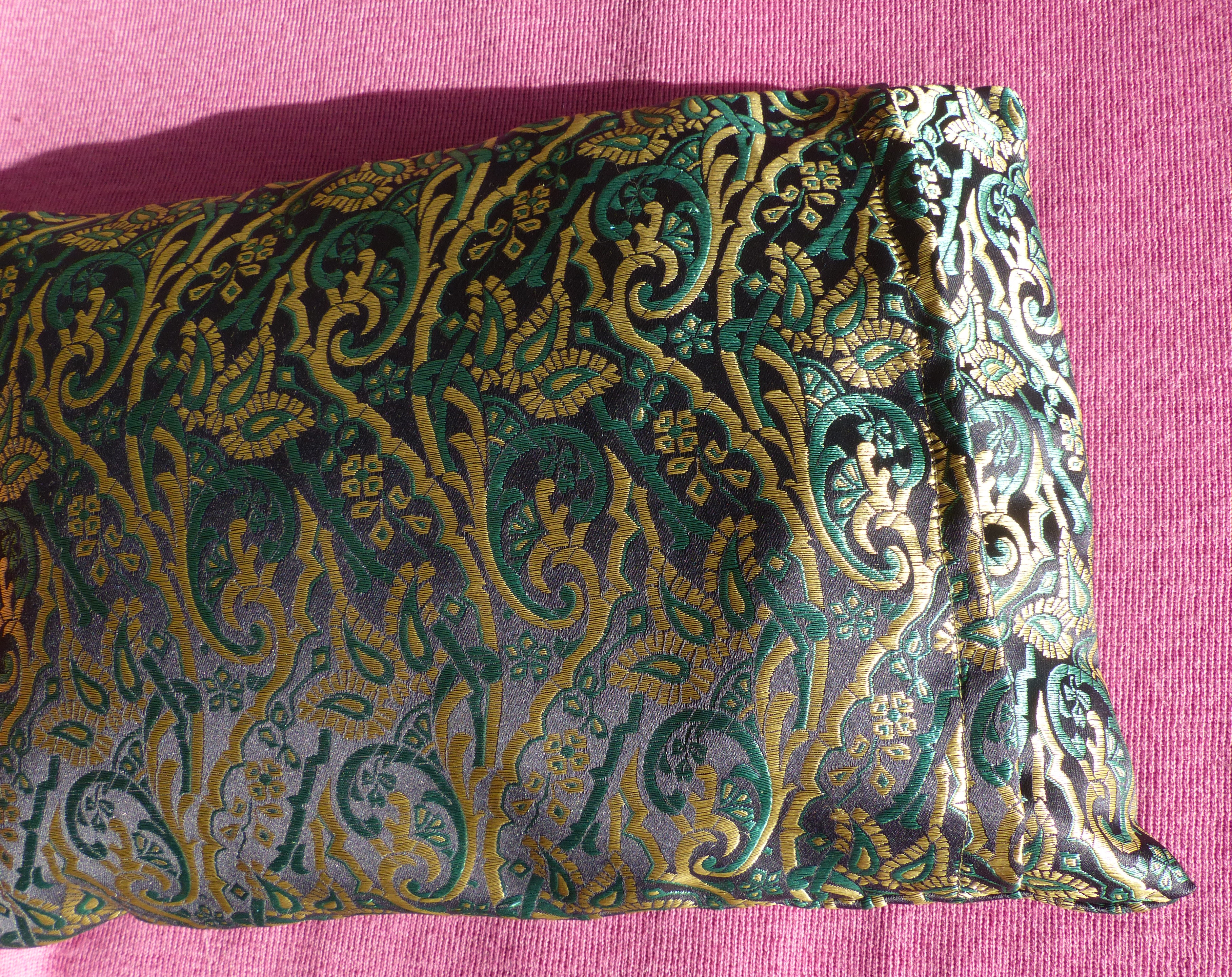 <p>Die Innenseite zeigt, wie der Verschluss genäht wird.</p>