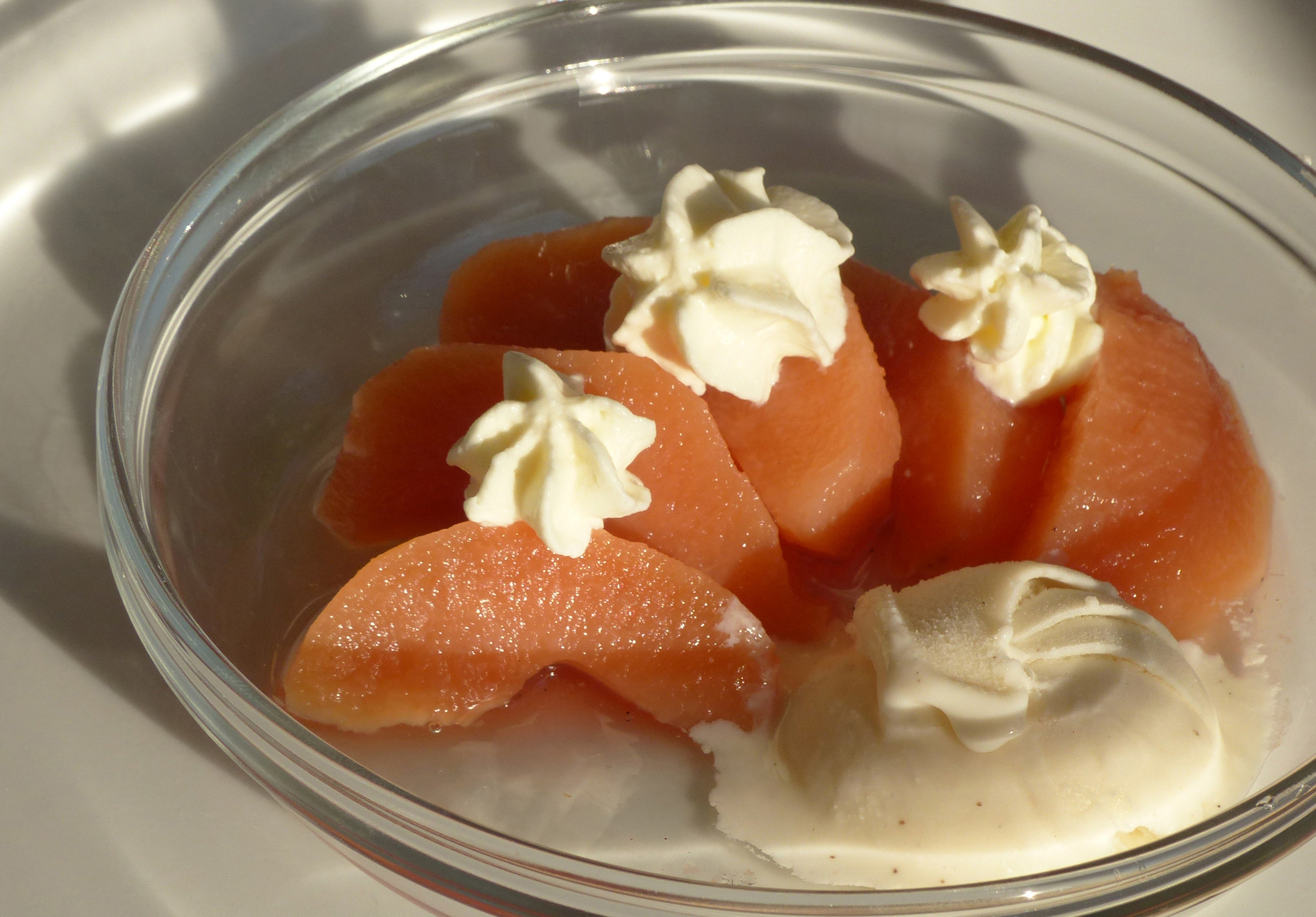 <p>Quittenkompott mit Schlagsahne und Vanilleeis schmeckt einfach himmlisch!</p>