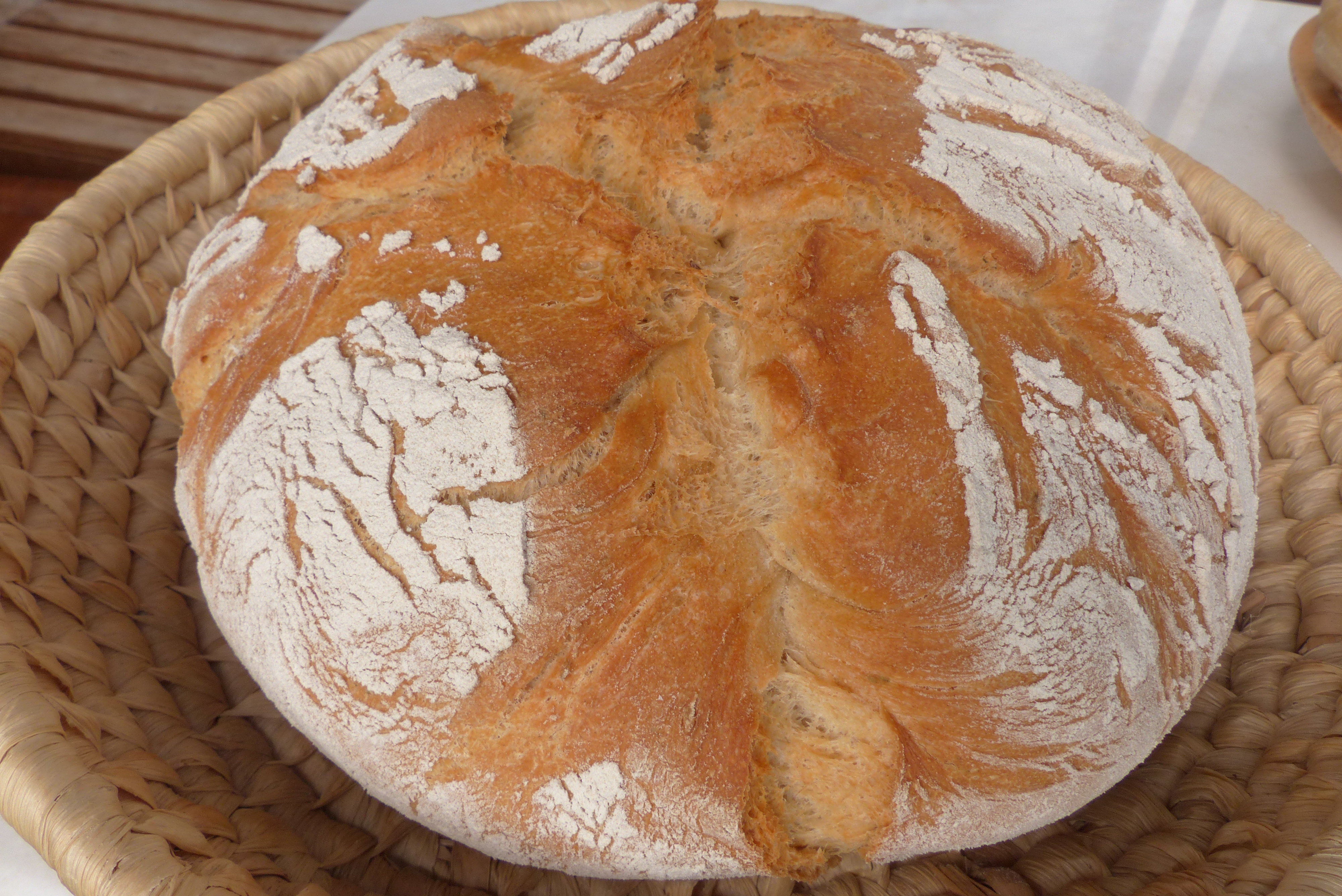<p>Dieses Brot wurde mit seinem Schluss nach oben gebacken.</p>