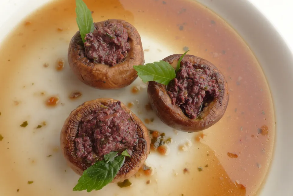 Pilzkappen, gefüllt mit Olivenpaste