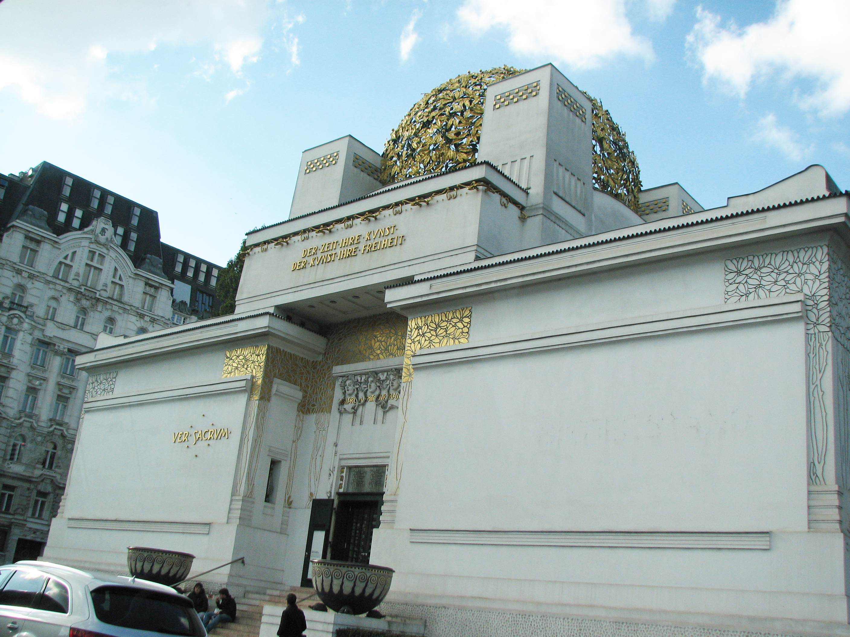 <p><a href="https://de.wikipedia.org/wiki/Wiener_Secession">Secessionsgebäude.</a> <span><span><span><i><span><span><span><span><span>Ver Sacrum </span></span></span></span></span></i><span><span><span><span><span><span><span><span><span><span><span><span><span>(„Heiliger Frühling“) drückt(e) die Hoffnung auf eine neue Kunstblüte aus.</span></span></span></span></span></span></span></span>  </span></span></span></span></span></span></span></span></p>