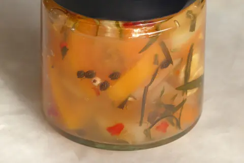 Kürbis mit Papaya, süß-sauer eingelegt