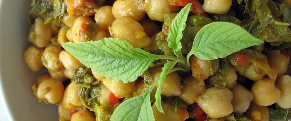 Kichererbsen mit Amarantblättern