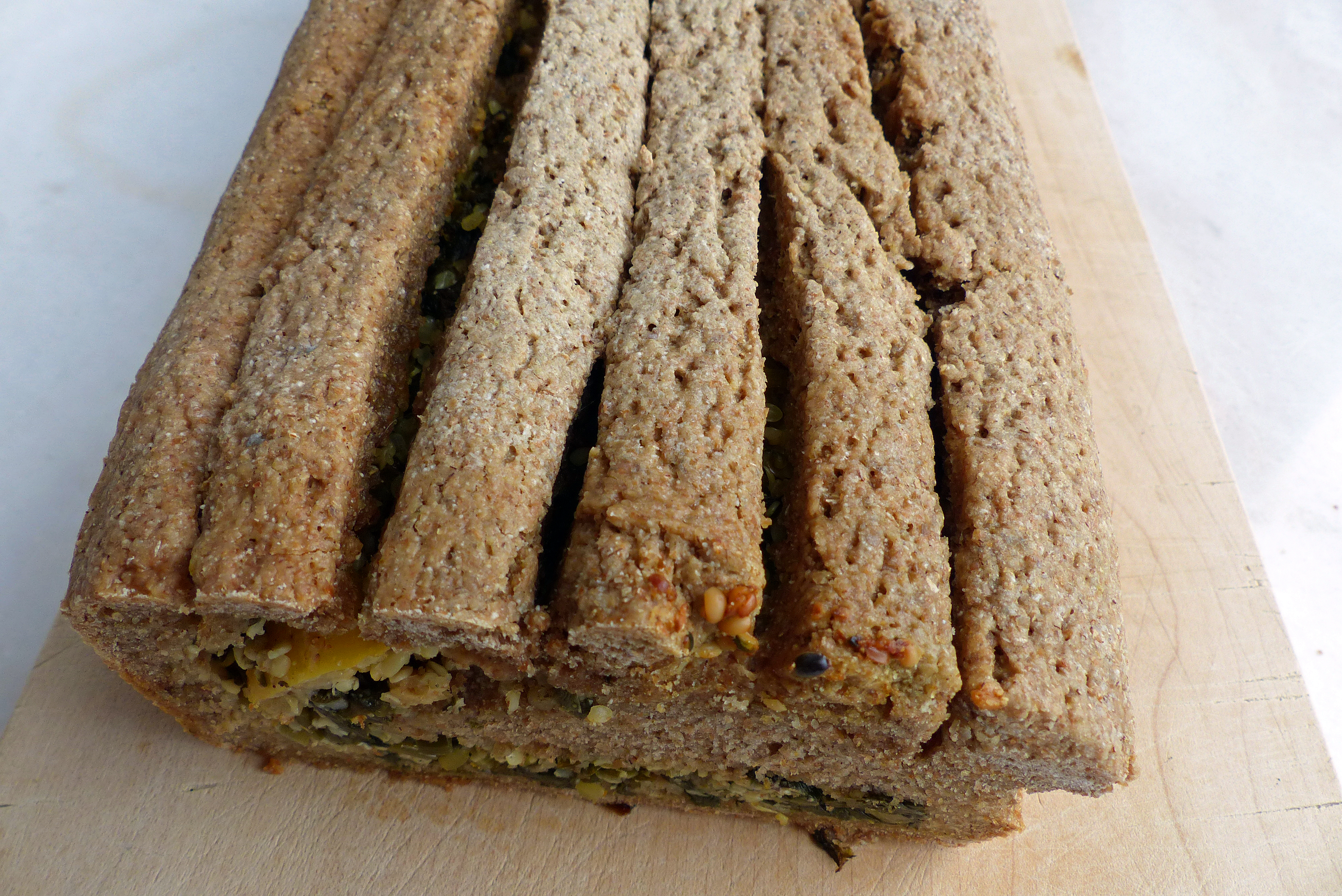 <p><em><strong>TIPP: </strong></em>Ein großes <a href="/node/2350">Ziehharmonikabrot</a> mit einer Füllung aus den abgeseihten, übriggebliebenen festen Bestandteilen des Bärlauchöl-Ansatzes + etwas Salz backen; sogar die Zitrone (ohne Kerne) ist dabei.</p>