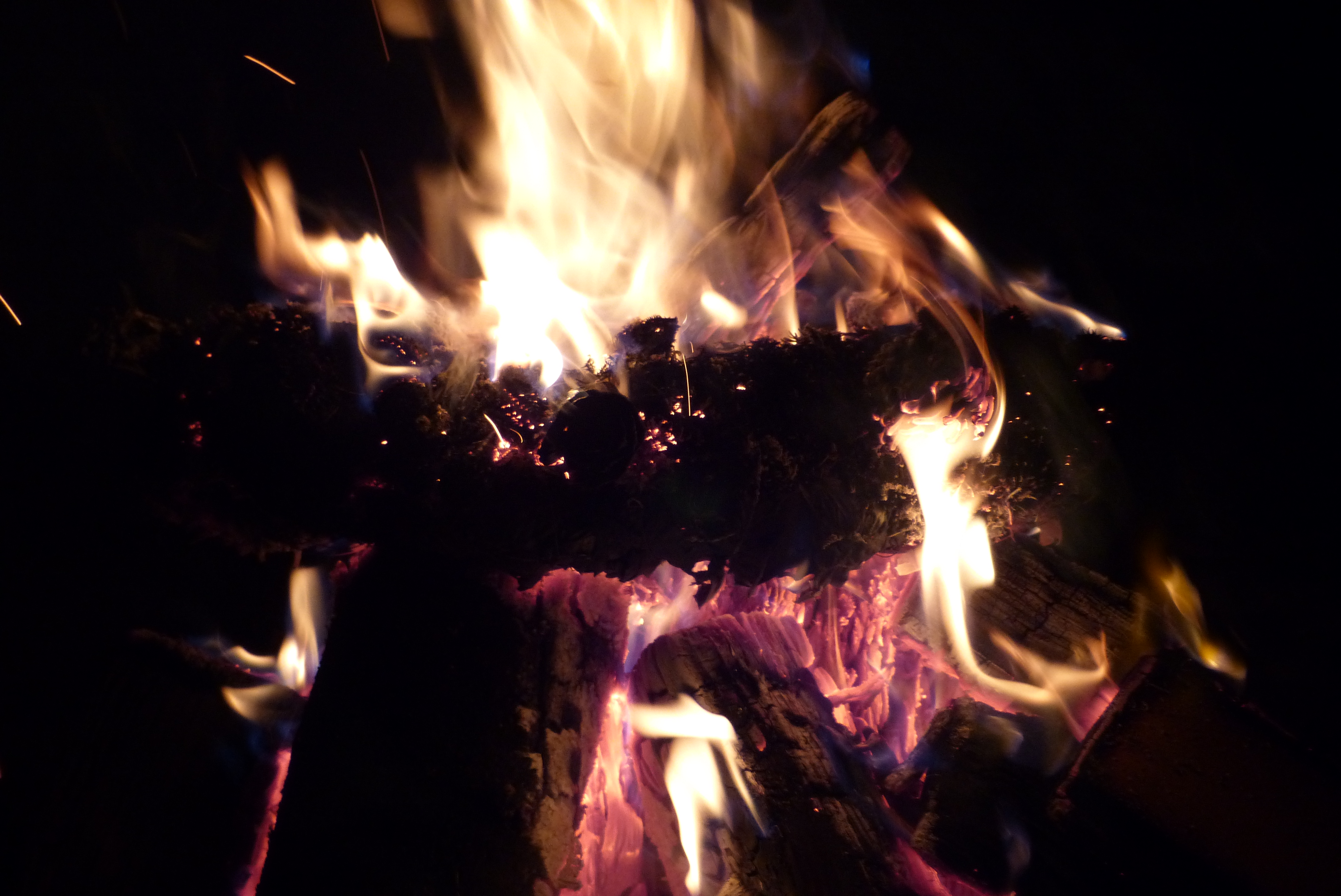 <p>Neujahrsnacht-Ritus: Der aus Naturmaterialien gebundene, inzwischen ausgetrocknete Adventkranz wird auf einer offenen Feuerstelle verbrannt.</p>