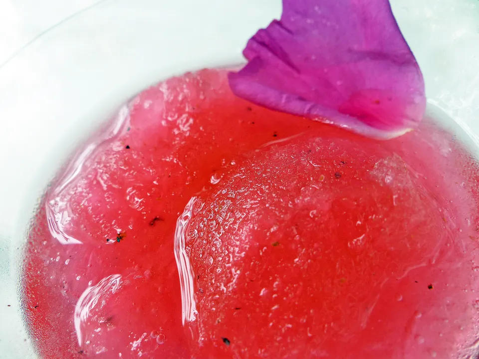 Rosensorbet mit Kardamom