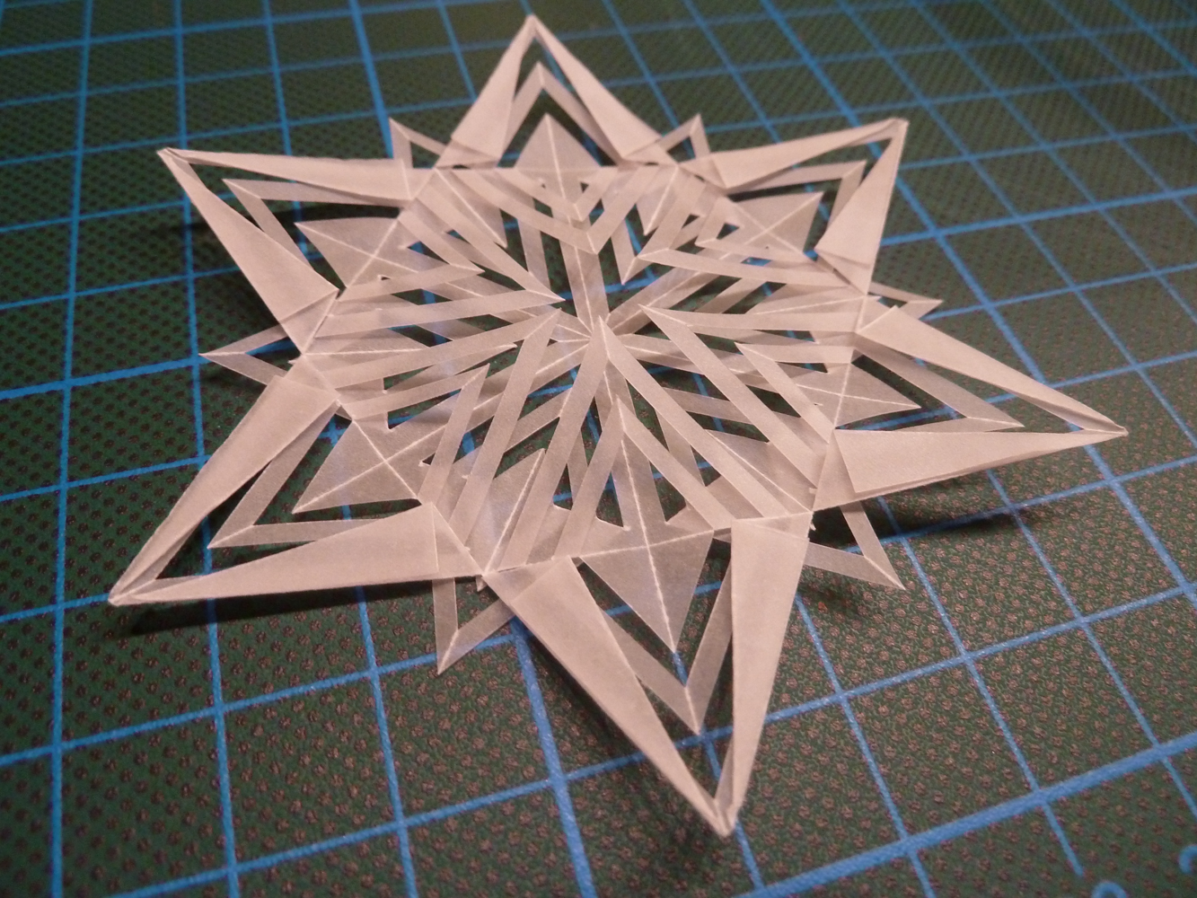 <p>Überstehendes Papier nach innen falten und zur Spitze hin noch einmal halbieren.</p>