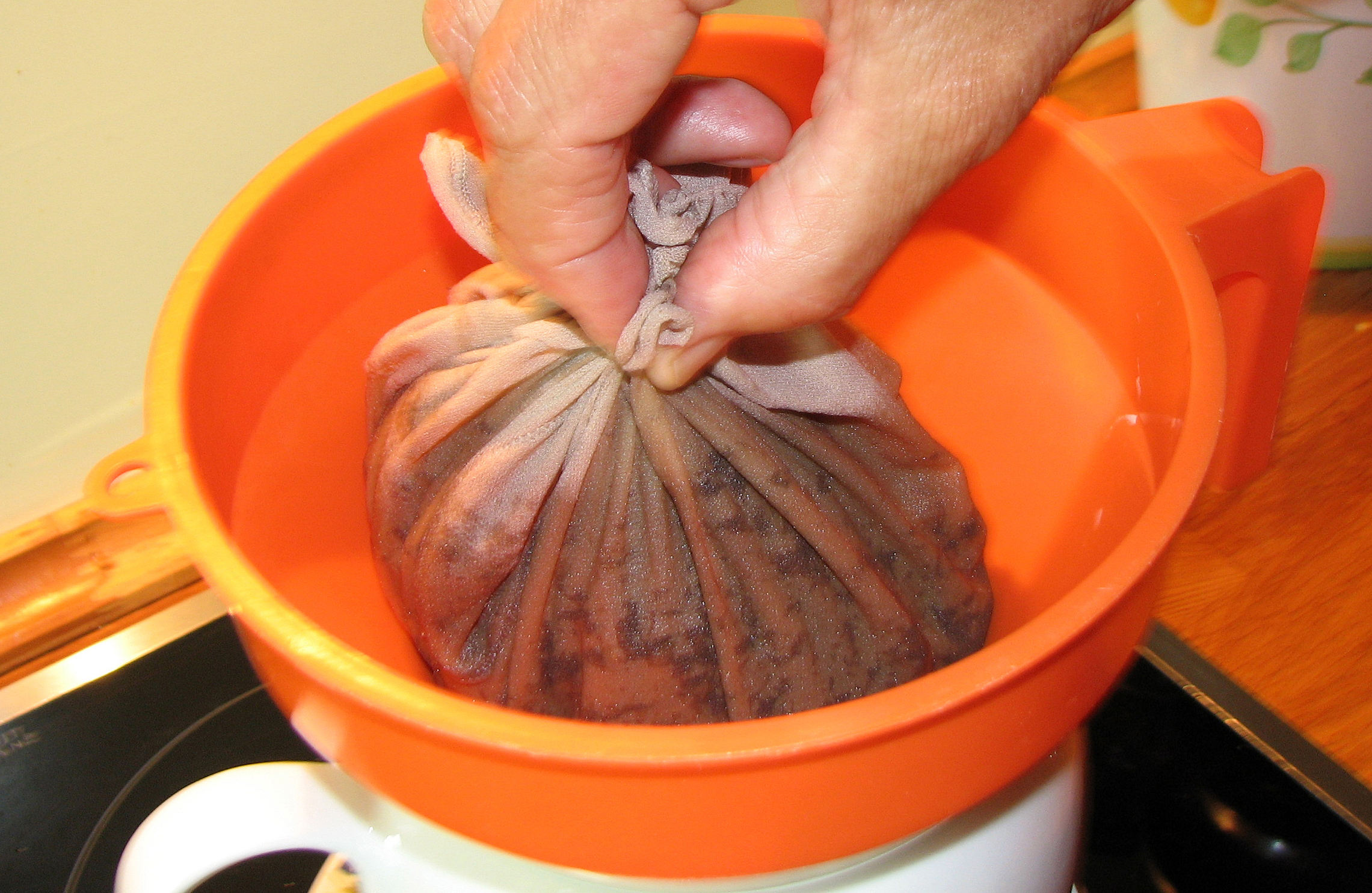 <p>Das erwärmte Mazerat wird gefiltert und ausgepresst.</p>