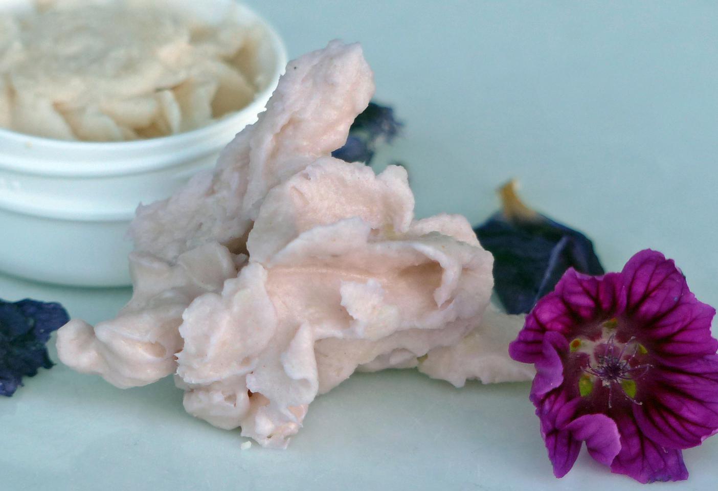 <p>V. l. n. r.: Bio-Sheabutter, Lip Balm "Mauve", getrocknete Blütenblätter, frische Blüte der Mauretanischen Malve.</p>