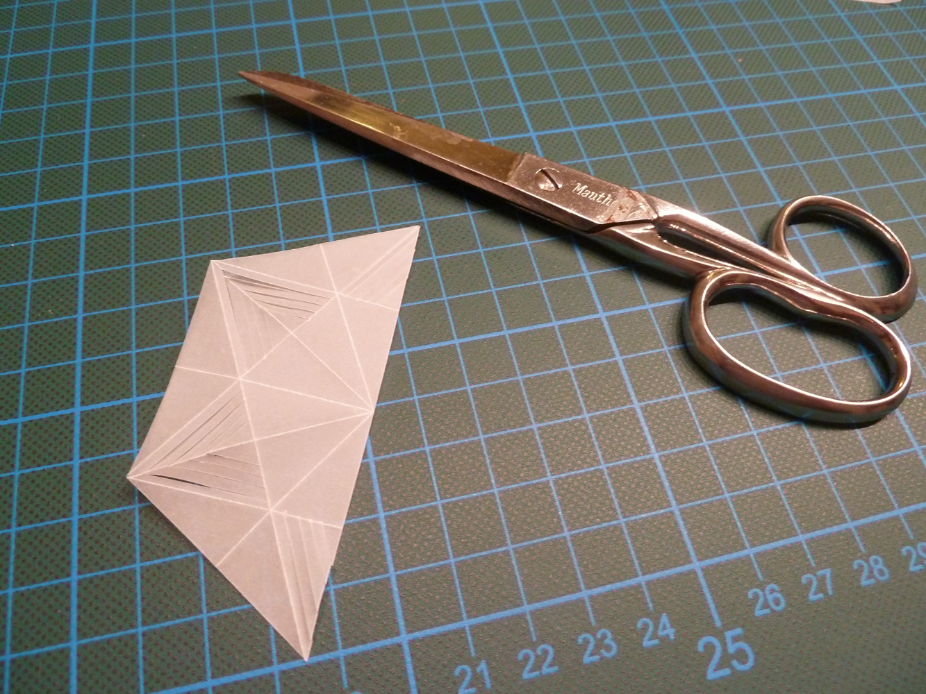 <p>Stern in der Diagonale falten und außen einschneiden, in der Halbierenden falten und innen einschneiden.</p>