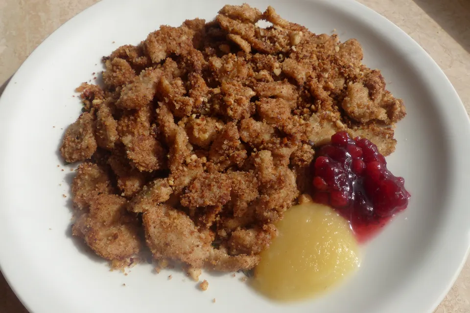 Nudelzupf mit Nussbröseln