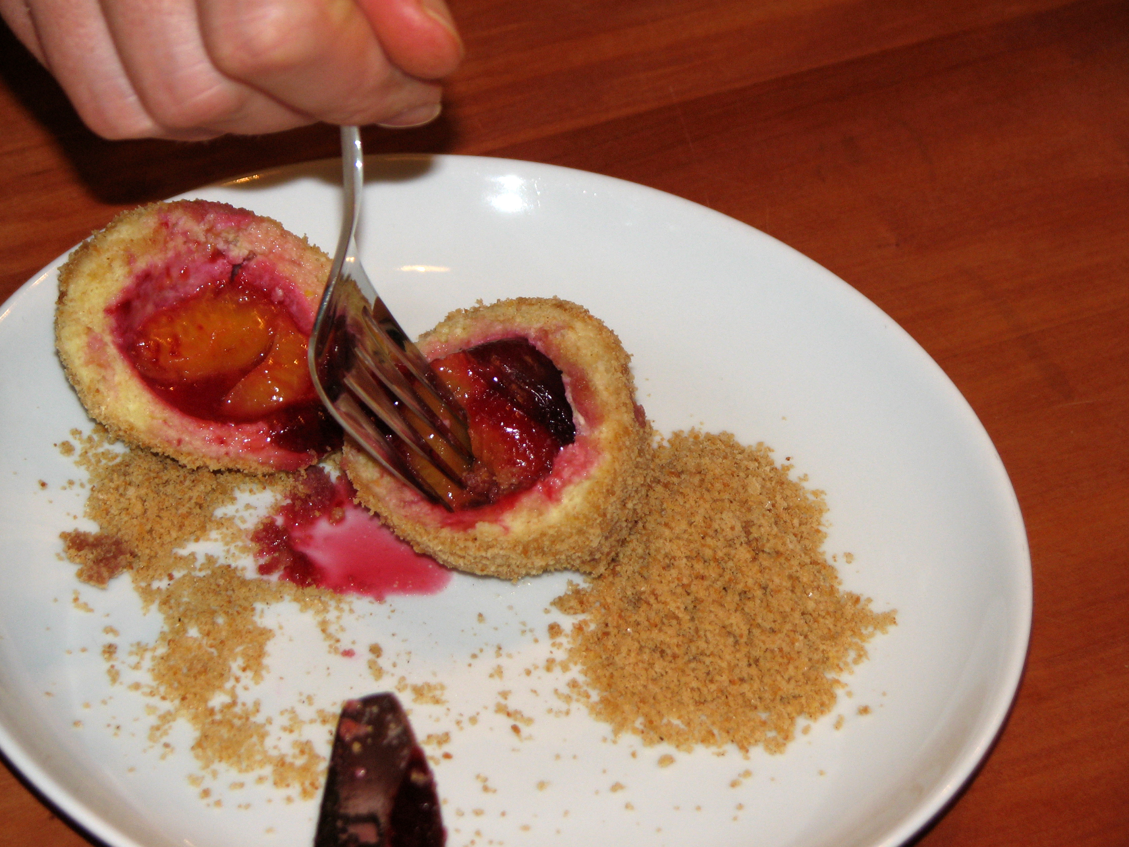 <p>Zwetschkenknödel mit Butterbröseln.</p>