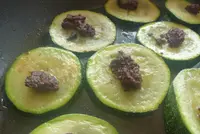Zucchini mit Olivenpaste
