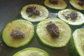 Zucchini mit Olivenpaste