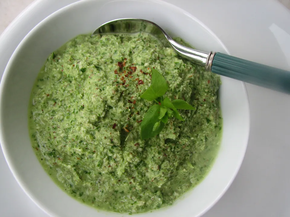 Pesto aus Haselnüssen und Wildpflanzen