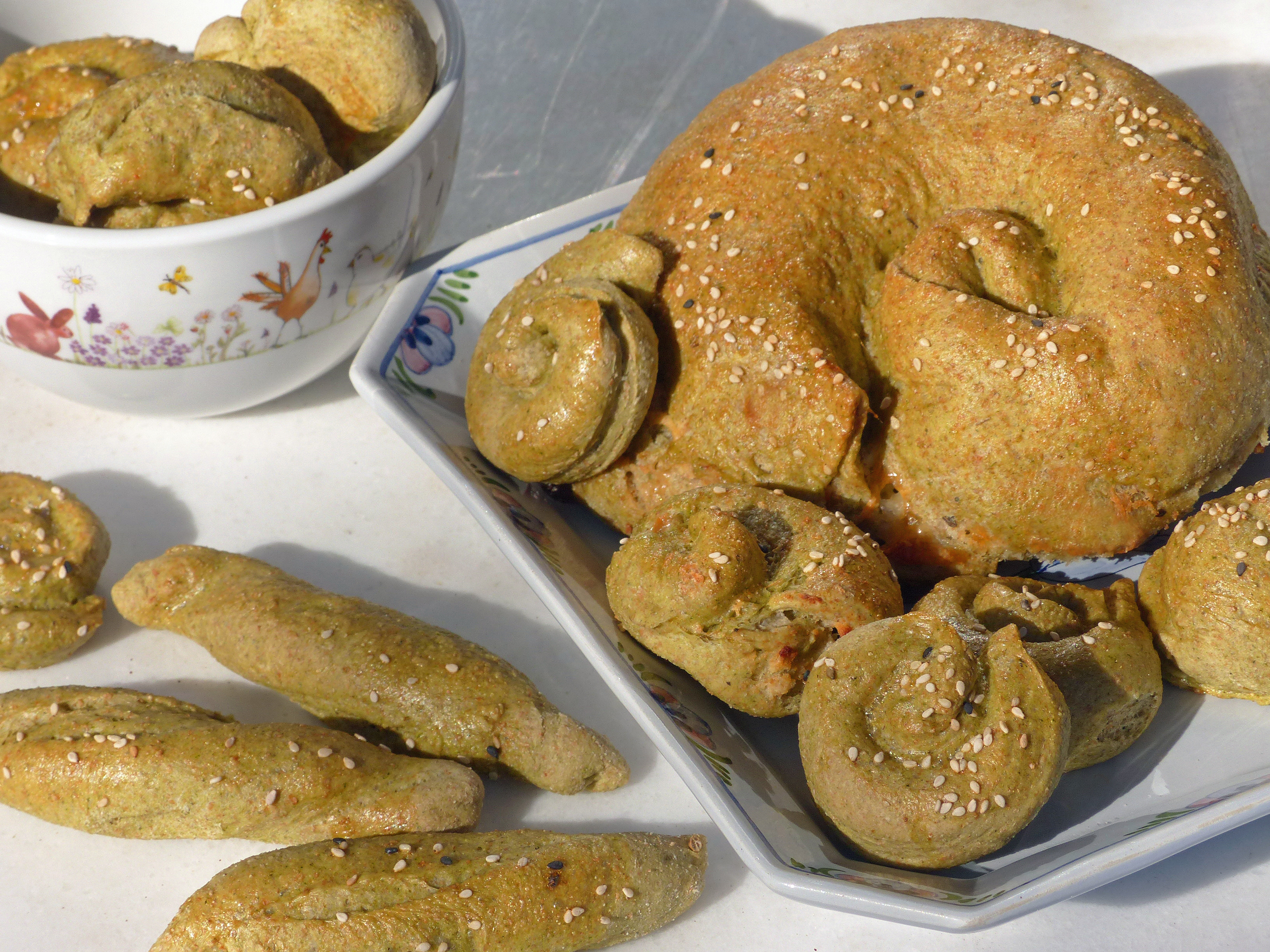 Brotschnecken mit Wildkräutern und Feta