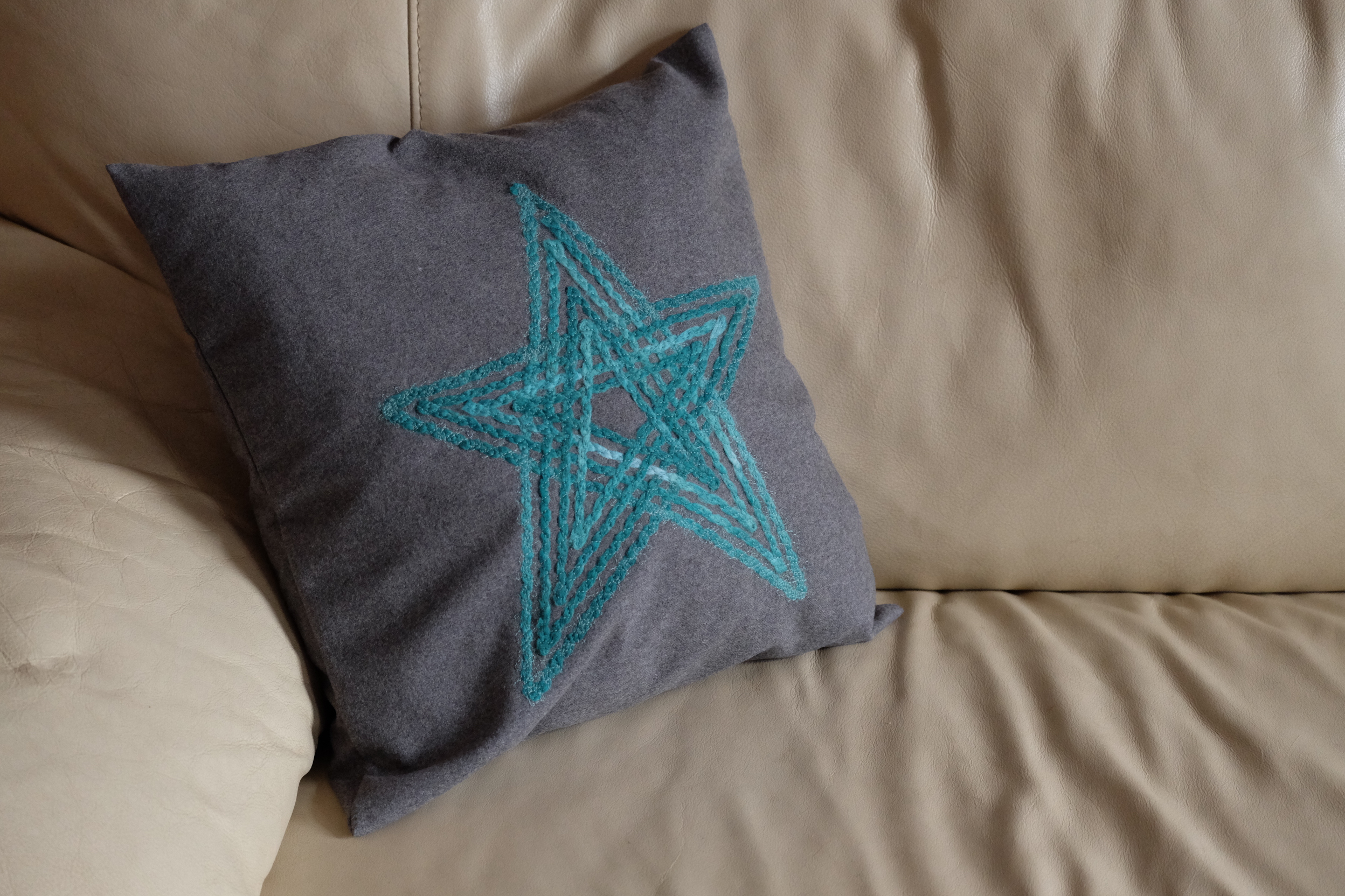 <p> Mit Filzwolle wird ein Motiv mit dem Zick-Zack-Stich aufgenäht. Dieses kann zuvor vorgezeichnet werden.</p>