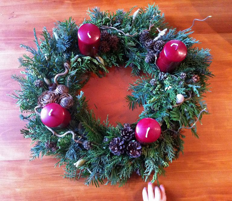 <p><strong>Methode Nr. 1:</strong> Pro Kerze 2 Drähte ... Vinzenz ist dabei, die Standfestigkeit der Kerze zu überprüfen: Der Adventkranz 2012 ist gelungen!</p>