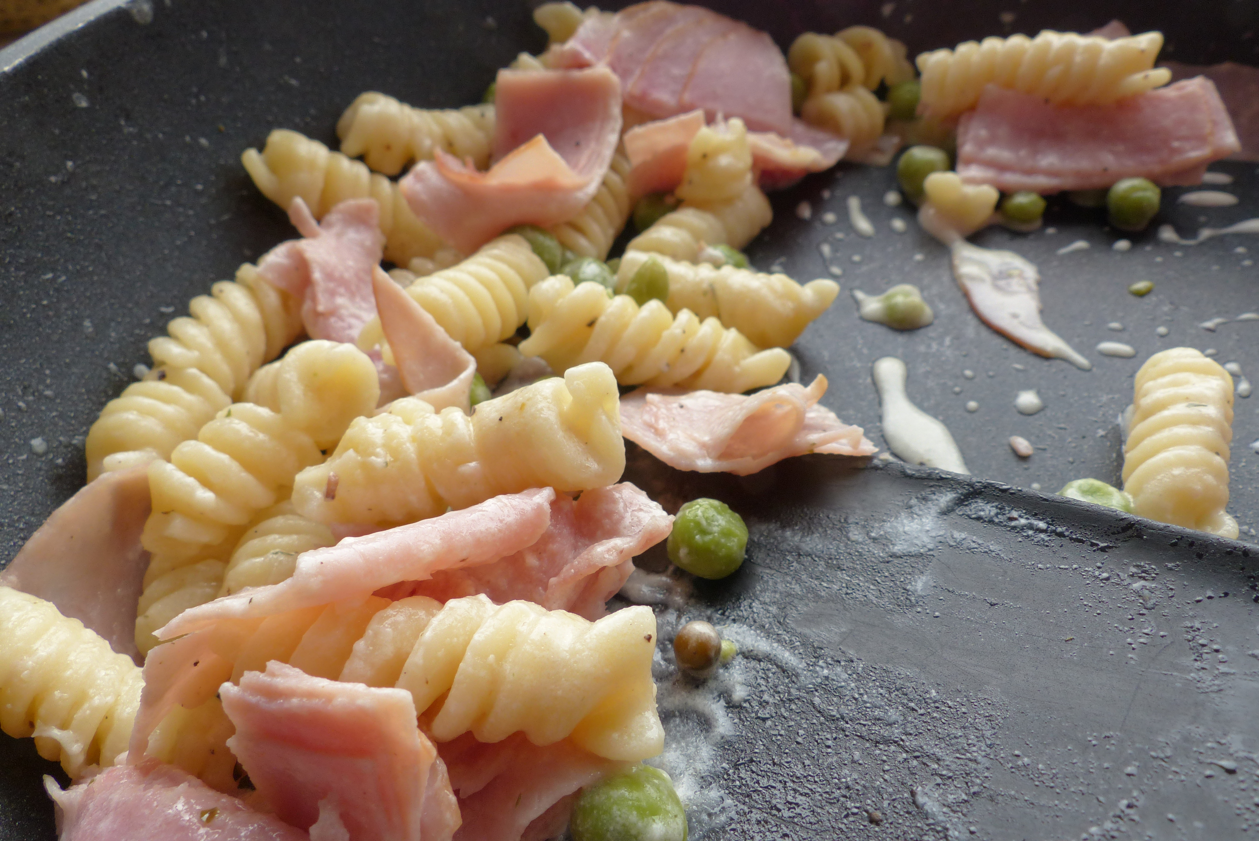 Nudelpfanne mit Schinken, Erbsen