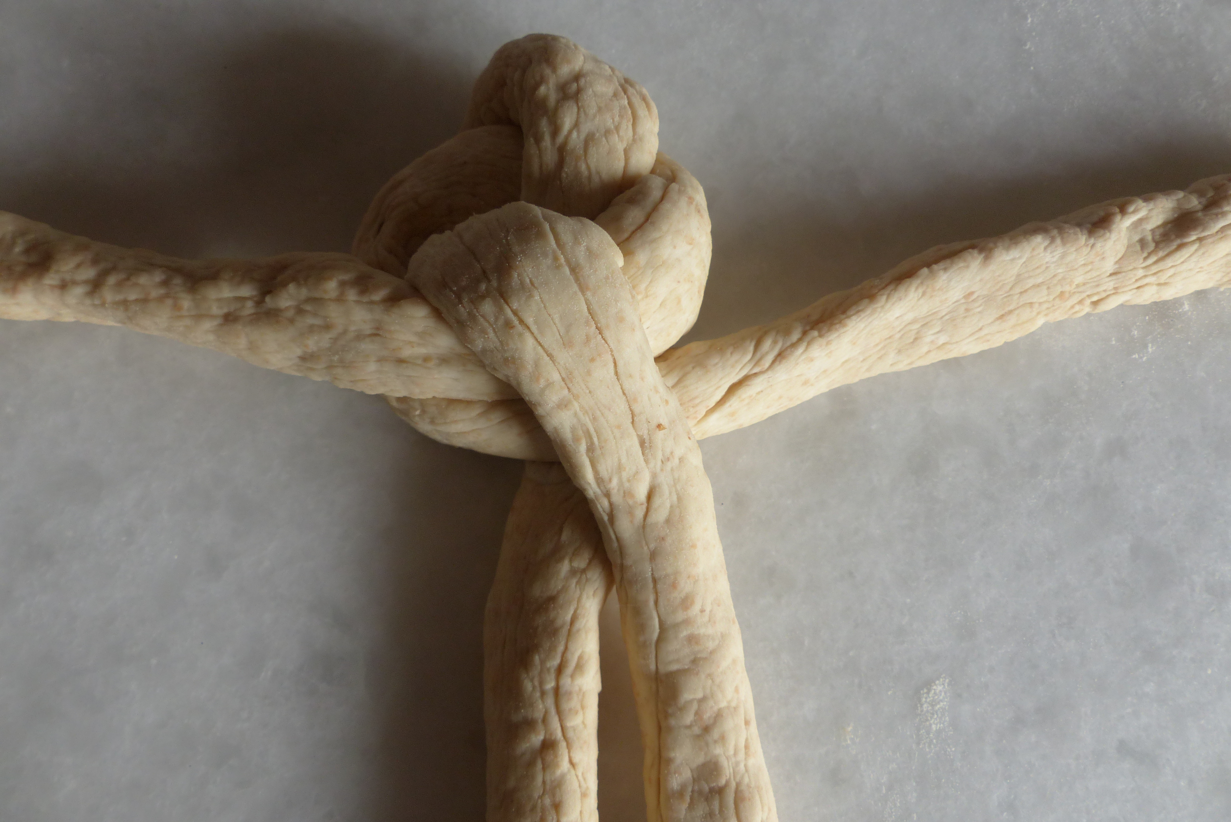 <p>Die obere senkrechte Stranghälfte wird <strong>rechts neben</strong> der unteren Stranghälfte abgelegt.</p>