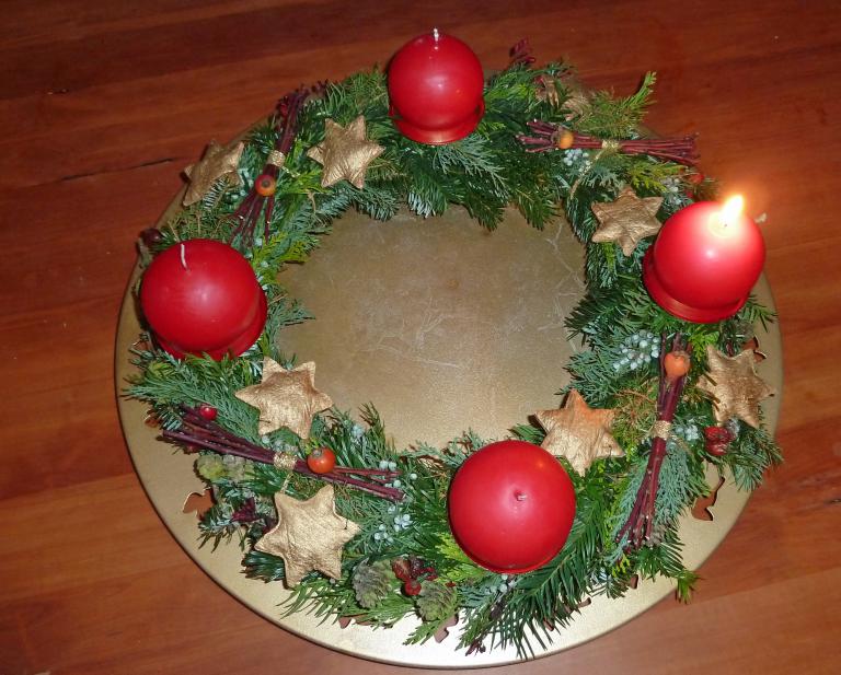 <p>Adventkranz 2010: Praktisch: Schmuckteller als Unterlage.</p>