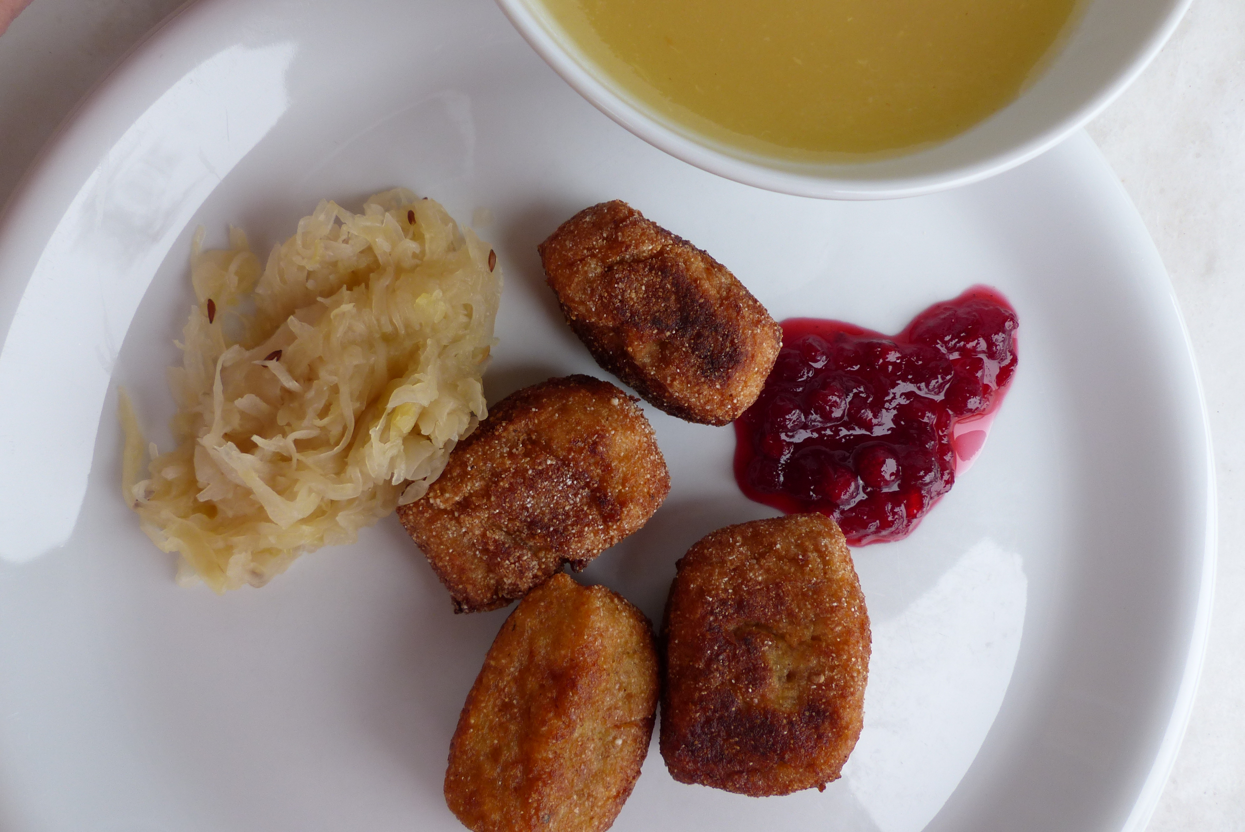 <p>Neben Sauerkraut und Preiselbeerkompott passt auch Apfelmus gut dazu.</p>