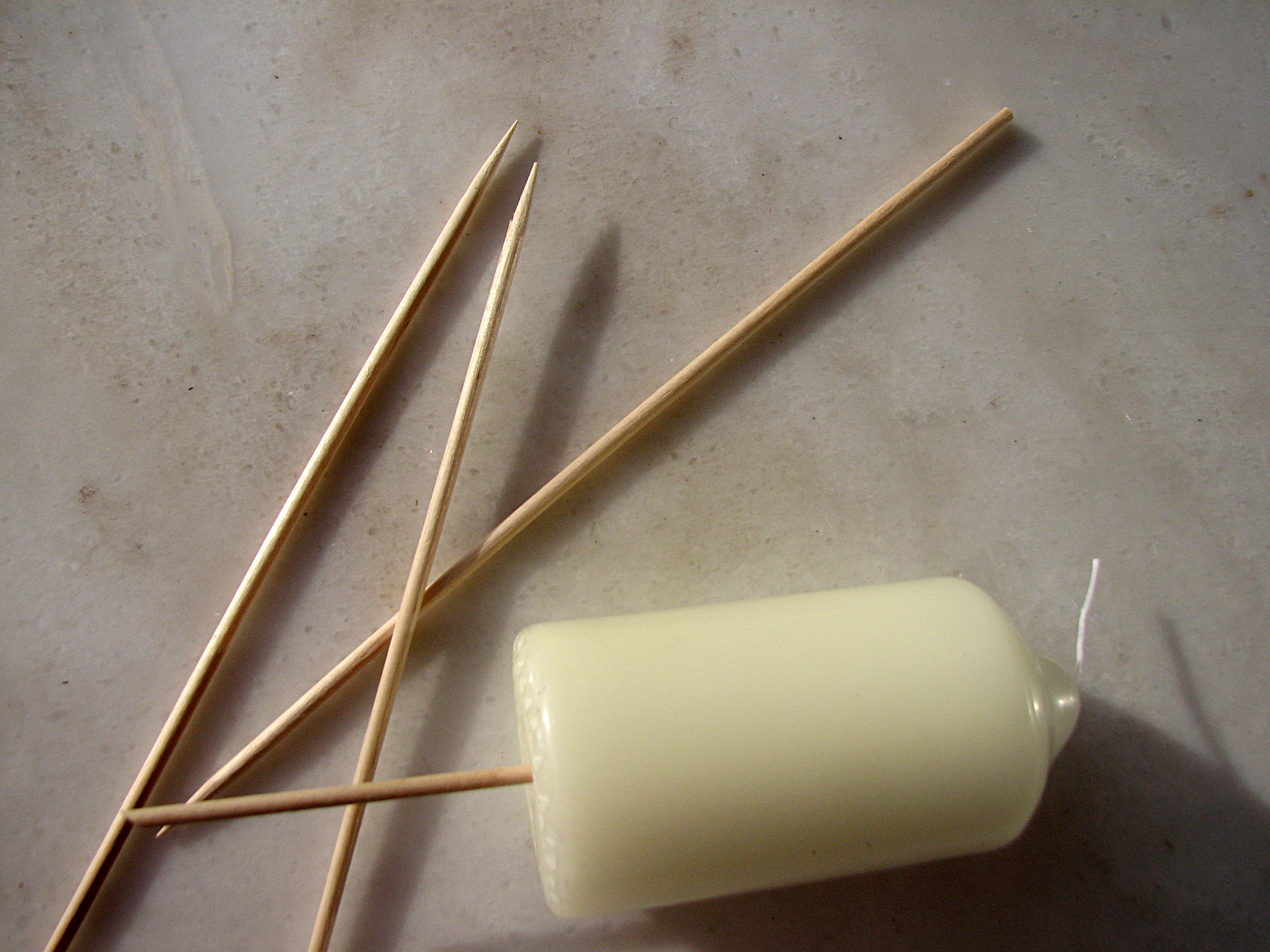 <p><strong>Methode Nr. 3:</strong> Kerzen auf Holzspieße aufstecken.</p>