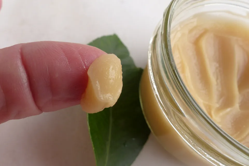 Hexen-Heilsalbe mit Wurzeln + Harz