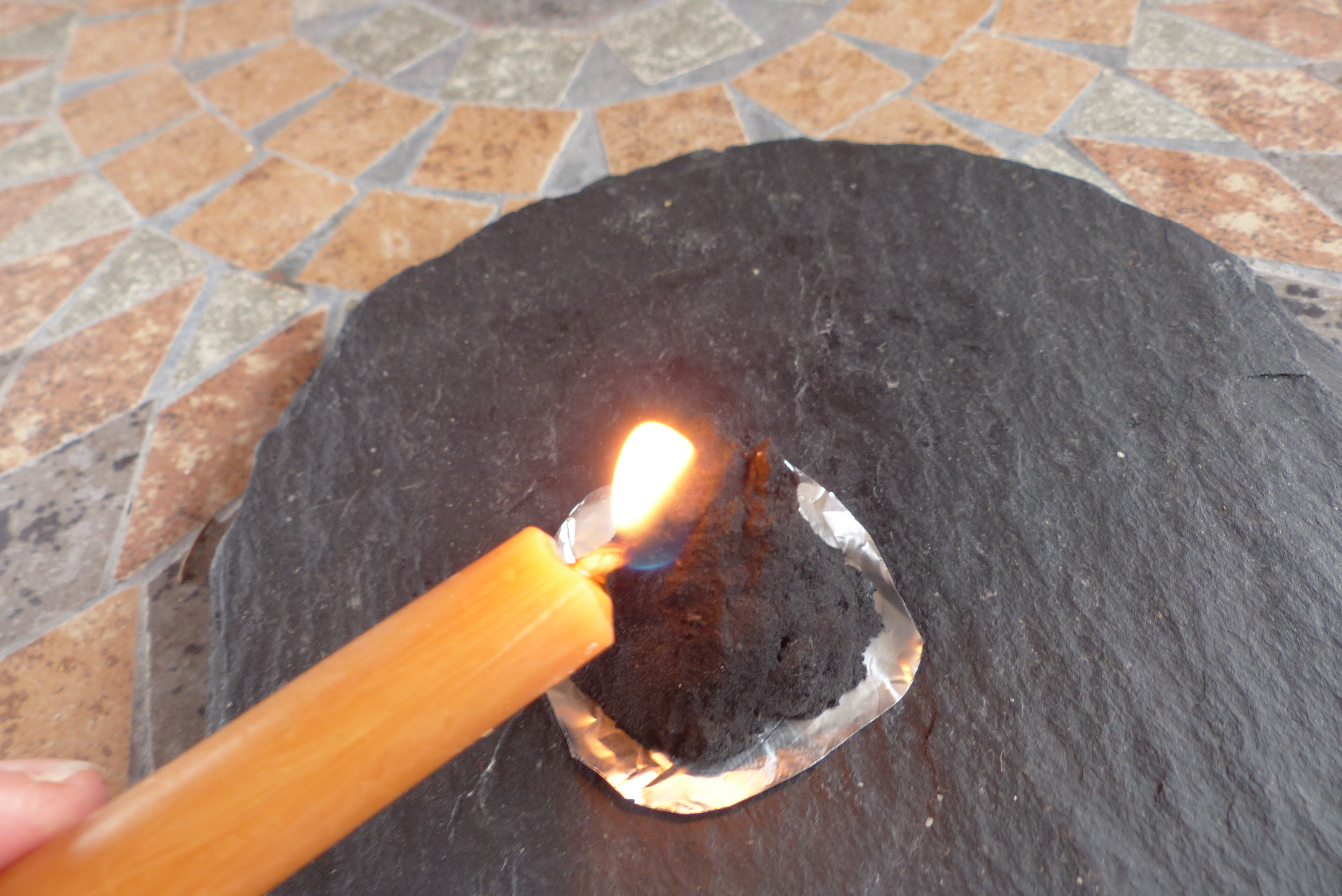 <p>Die Kerzenflamme für 30 - 45 Sek. an die untere Hälfte des Kegels halten.</p>