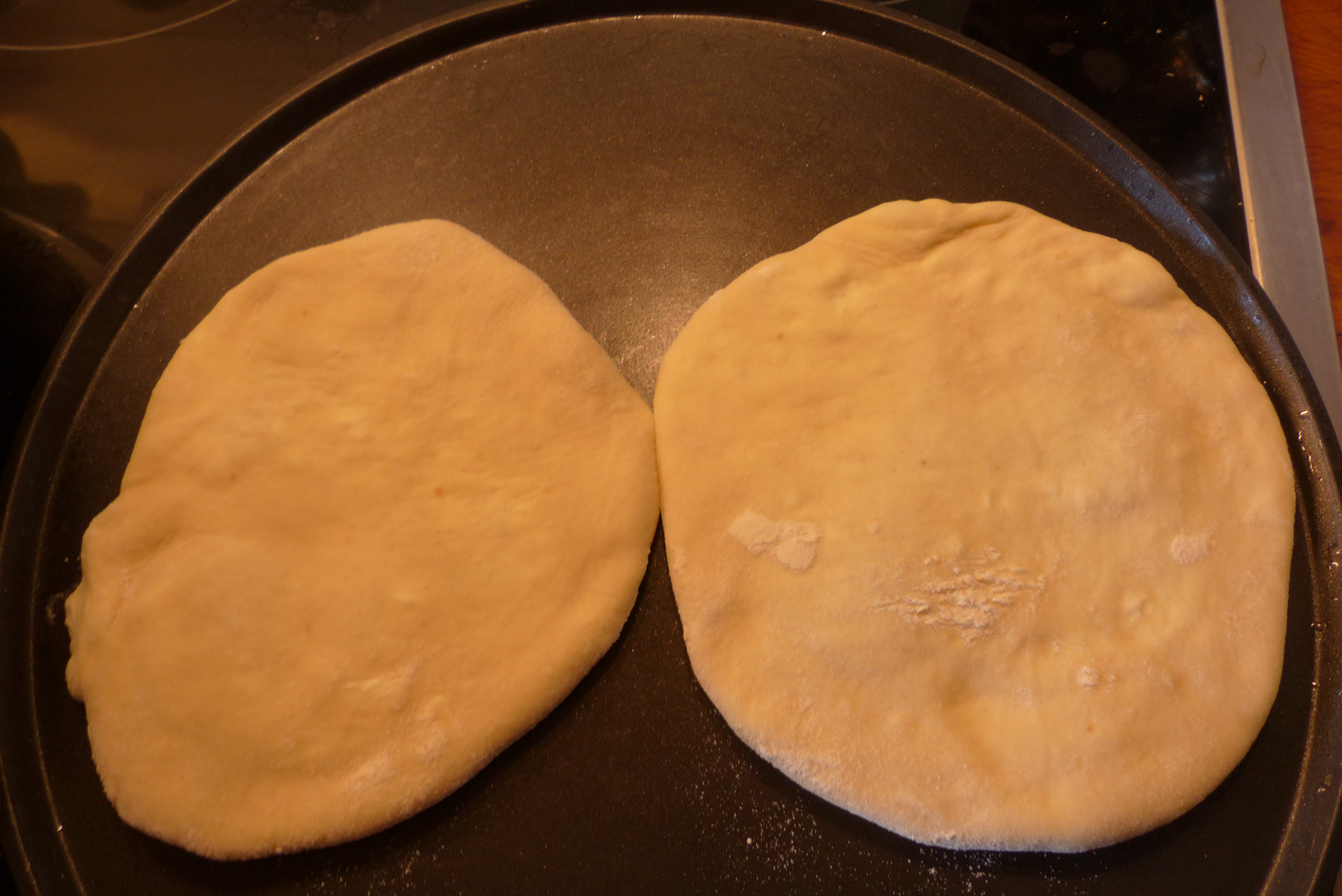 <p>Hier werden sie bei Mittelhitze in einer guten, beschichteten Pfanne ohne Öl gebacken. Funktioniert auch mit einer eingebrannten Stahl- oder Eisenpfanne.</p>