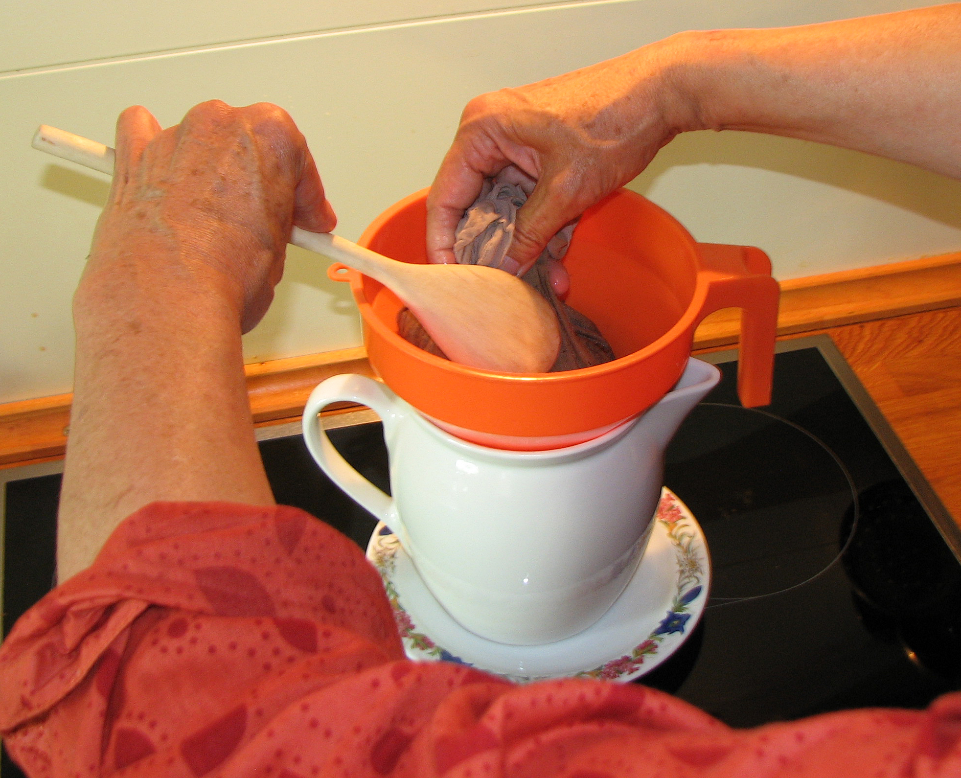 <p>Ein Holzlöffel hilft dabei.</p>