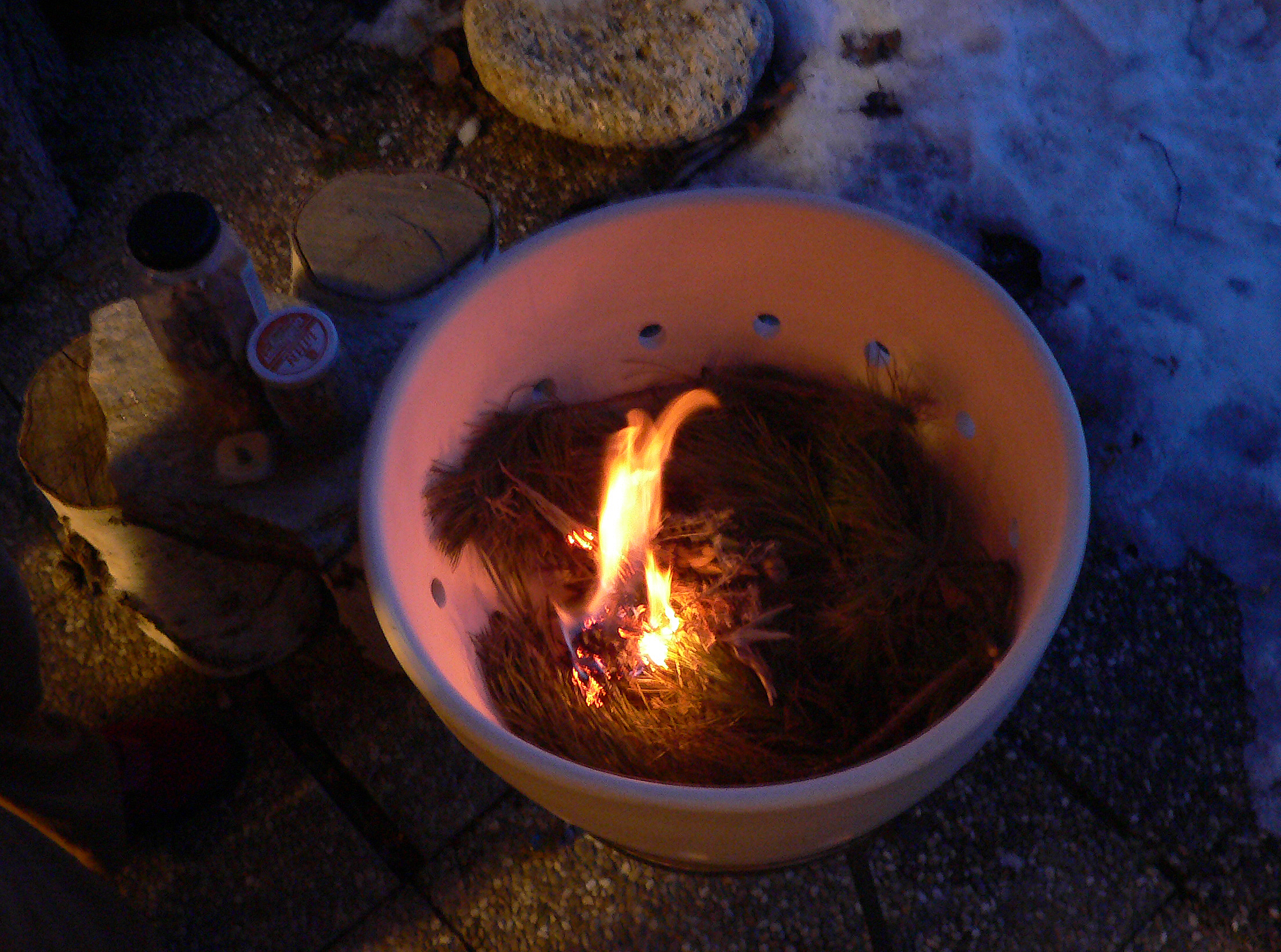 <p>Lose Zweige werden auf Sand in einer Feuerschale direkt verräuchert.</p>