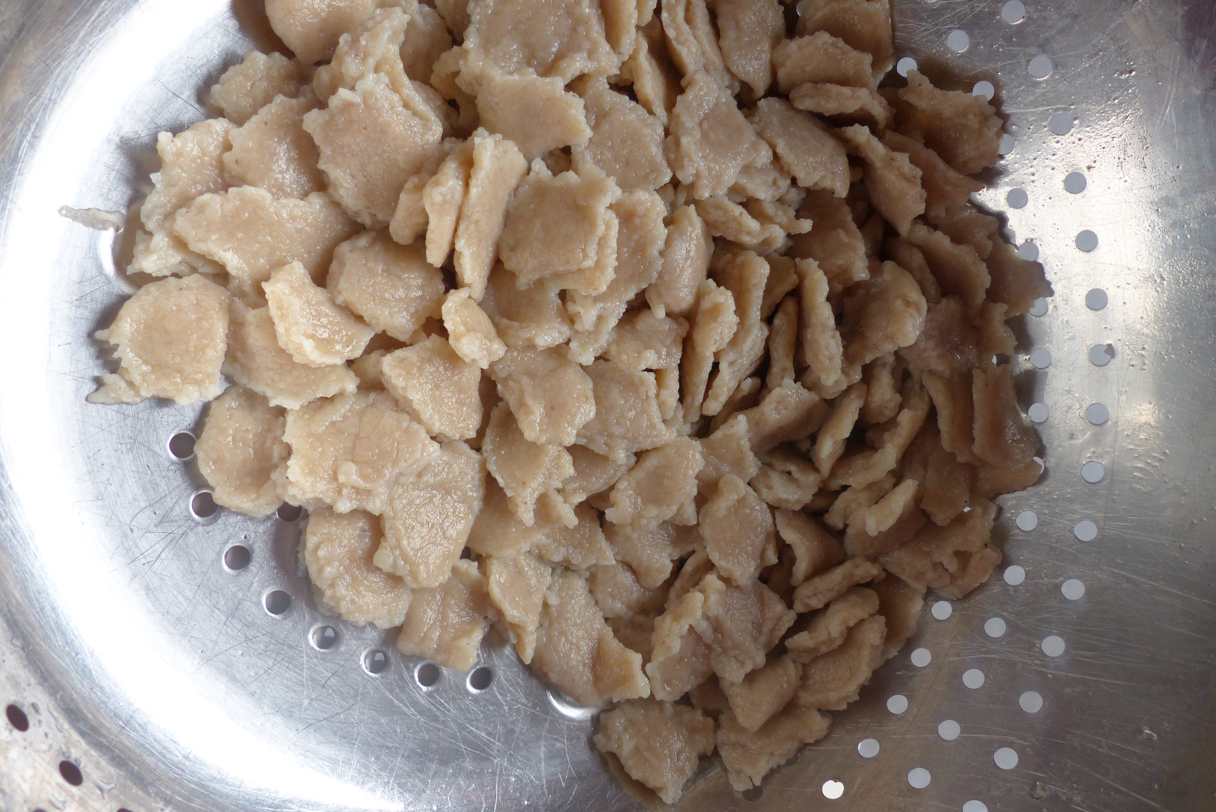 Nudelzupf mit Nussbröseln