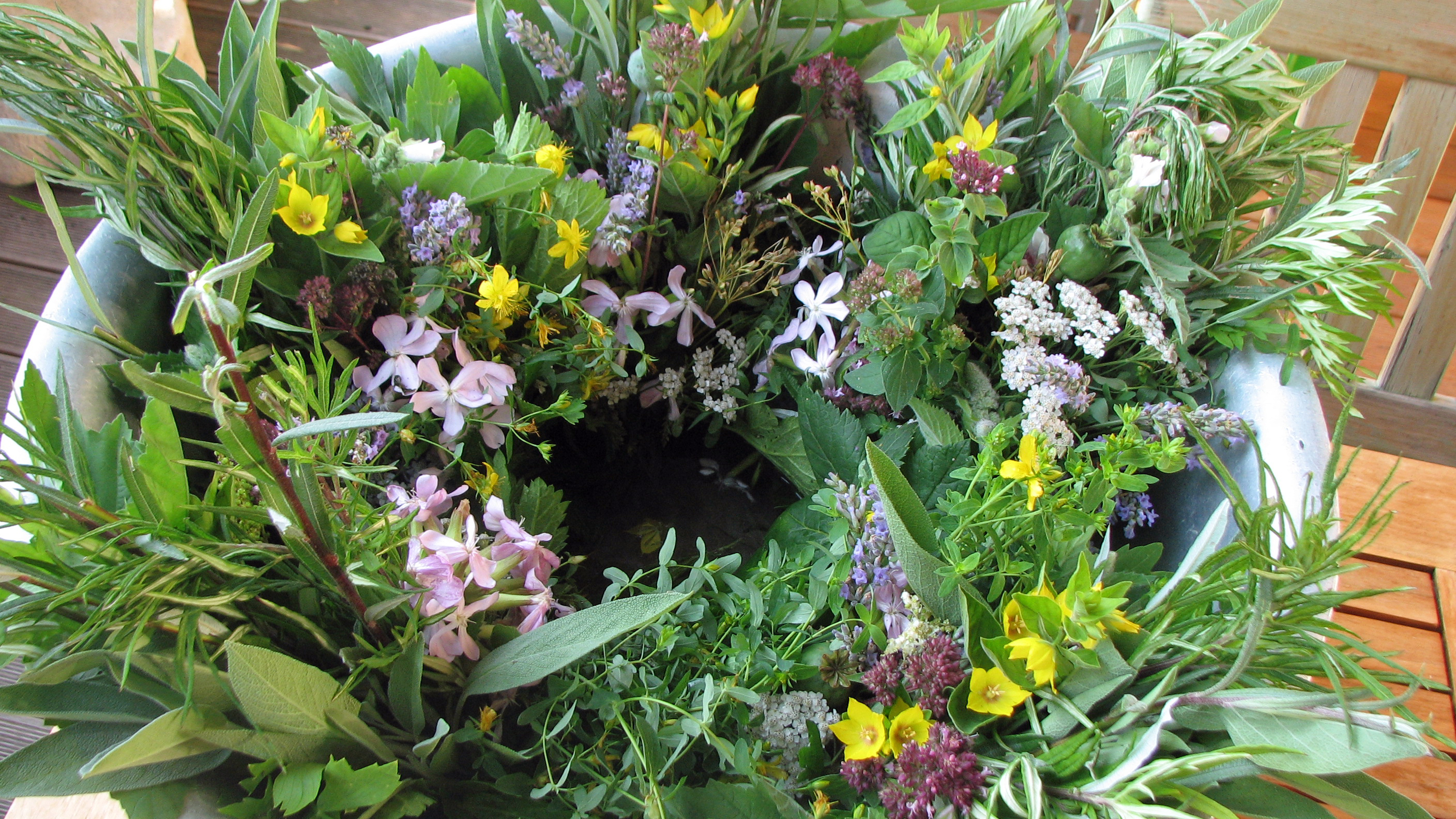 <p>Kräuterbüschel, in Gemeinschaftsarbeit gebunden, warten auf die Segnung.</p>