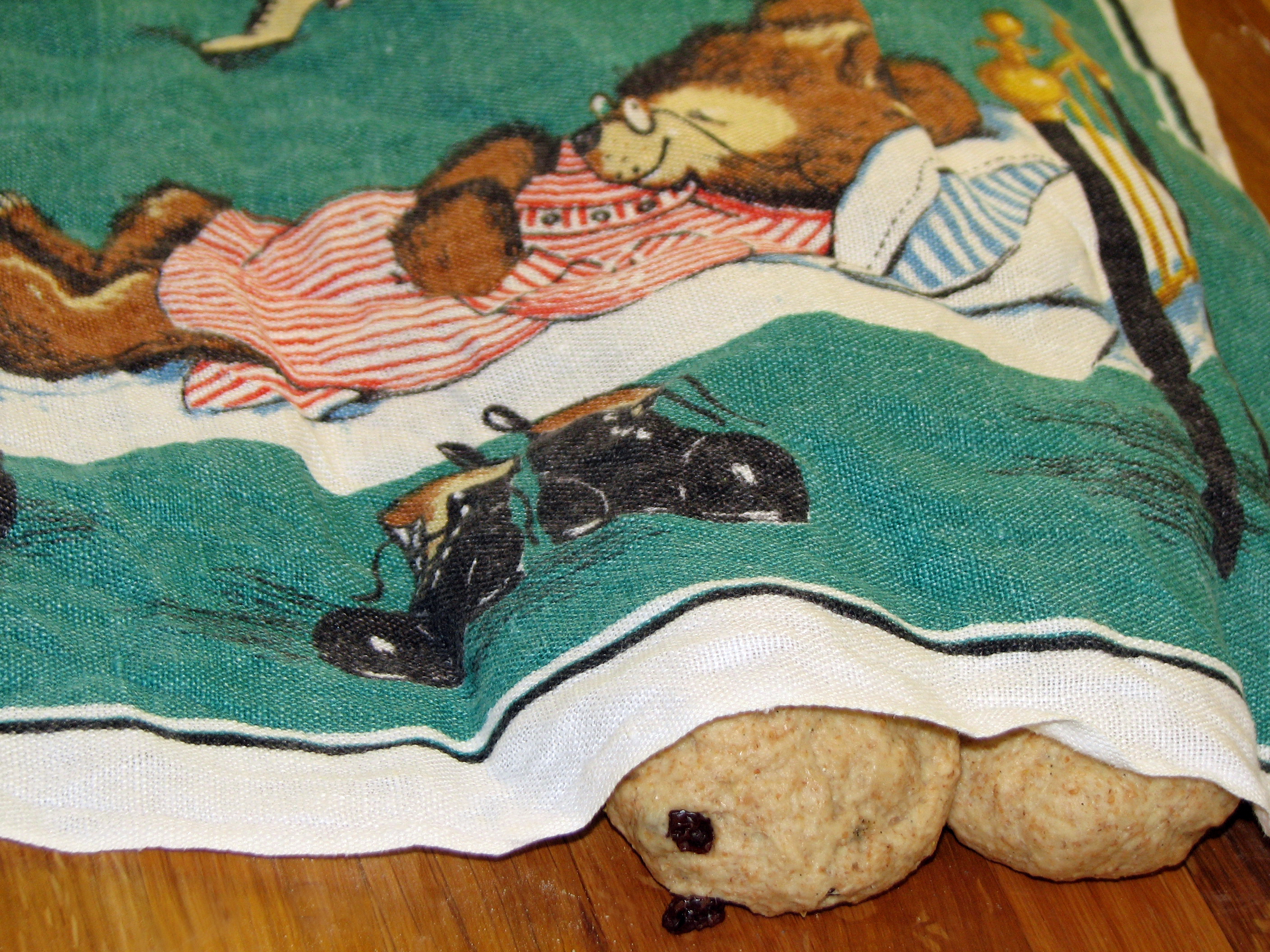 <p>Die Teigkugeln zudecken und 10 Minuten gehen lassen.</p>