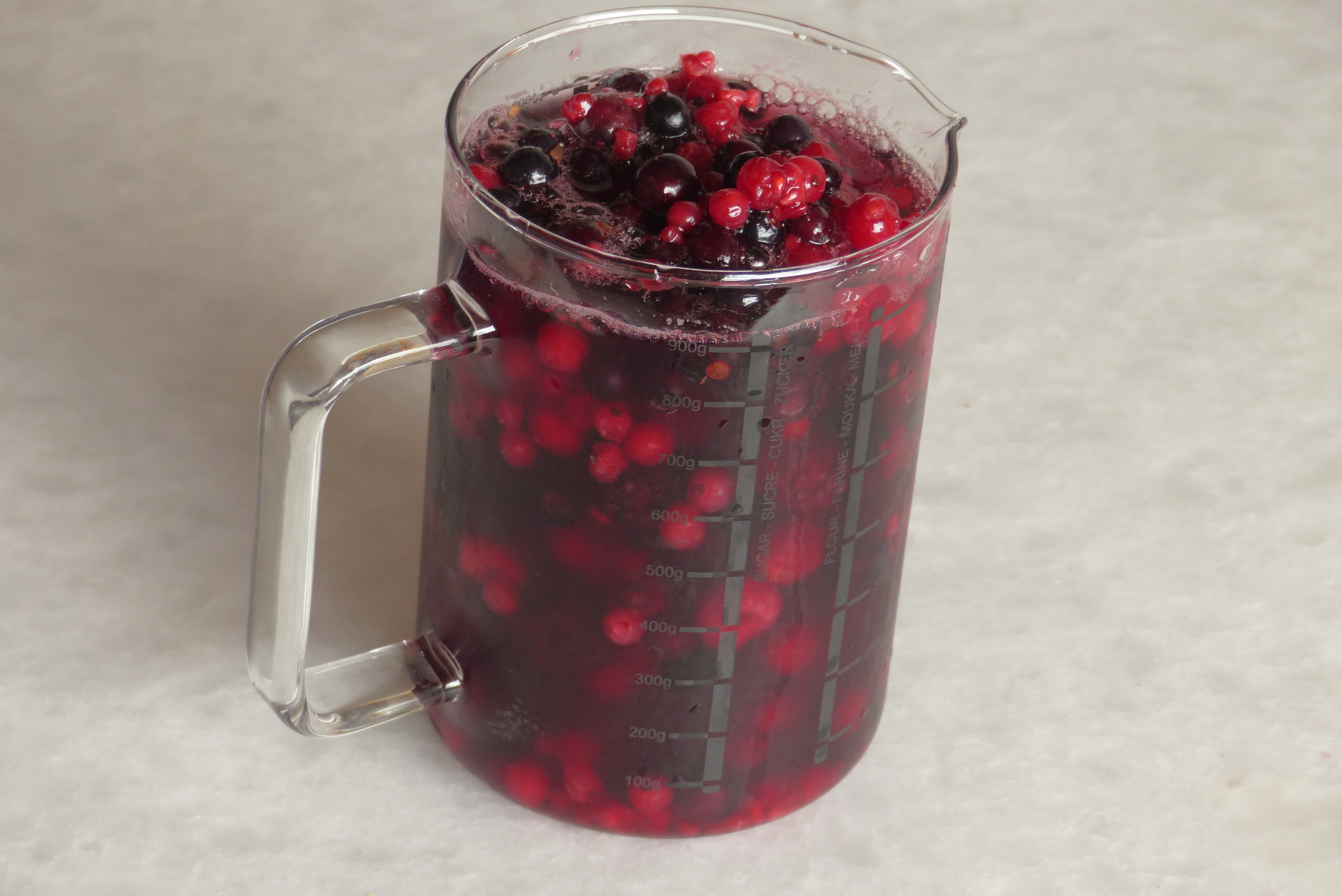 <p>Ein 1-Liter-Küchenmaß mit Beeren locker anfüllen, mit Wasser auffüllen</p>