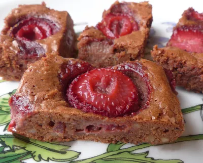 Schokoschnitten und -muffins mit Obst