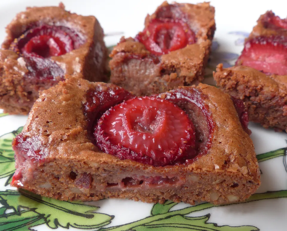 Schokoschnitten und -muffins mit Obst