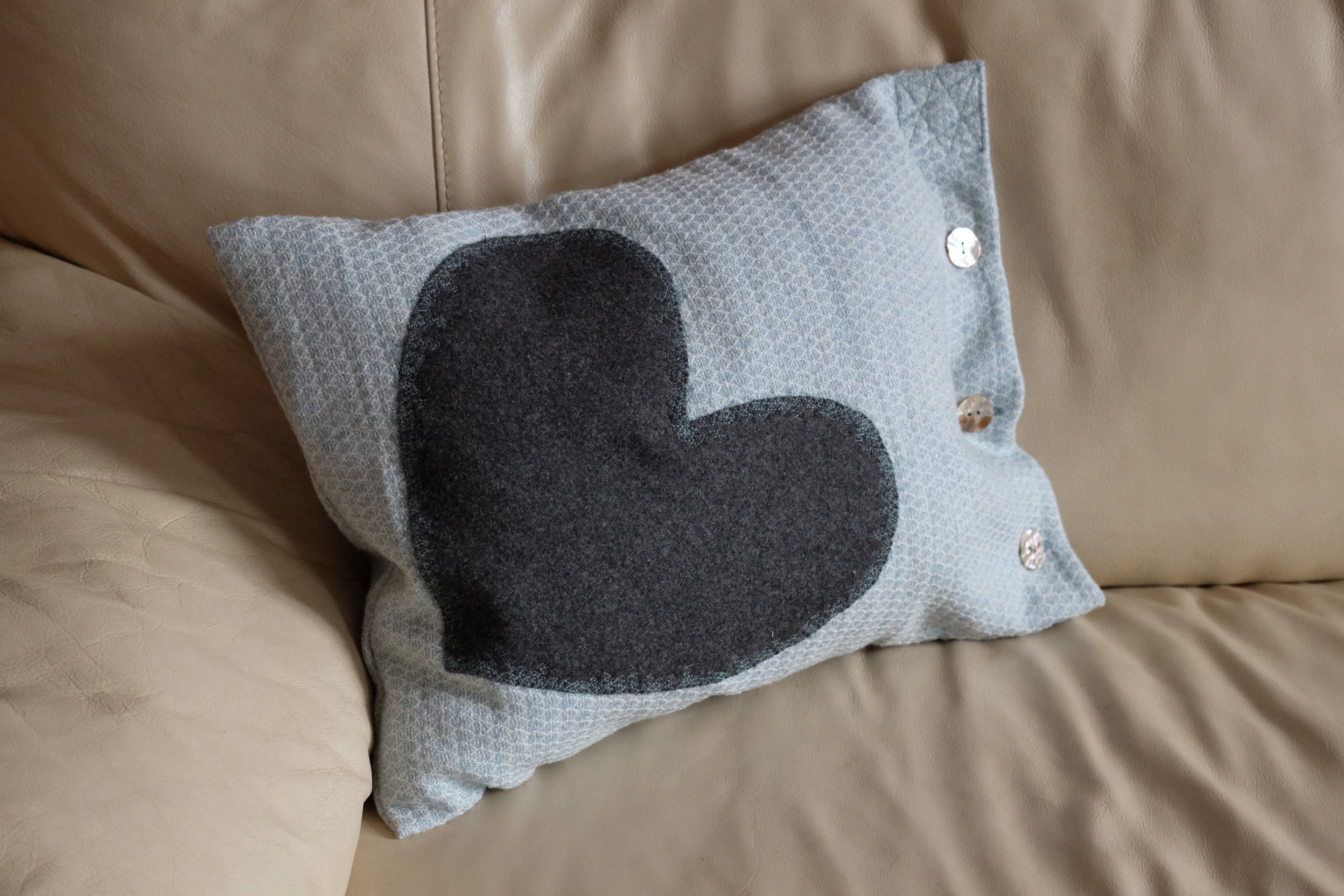 <p>Auch normale Applikation funktioniert gut mit Wollstoffen. Die Naht dient ebenfalls als Muster.</p>