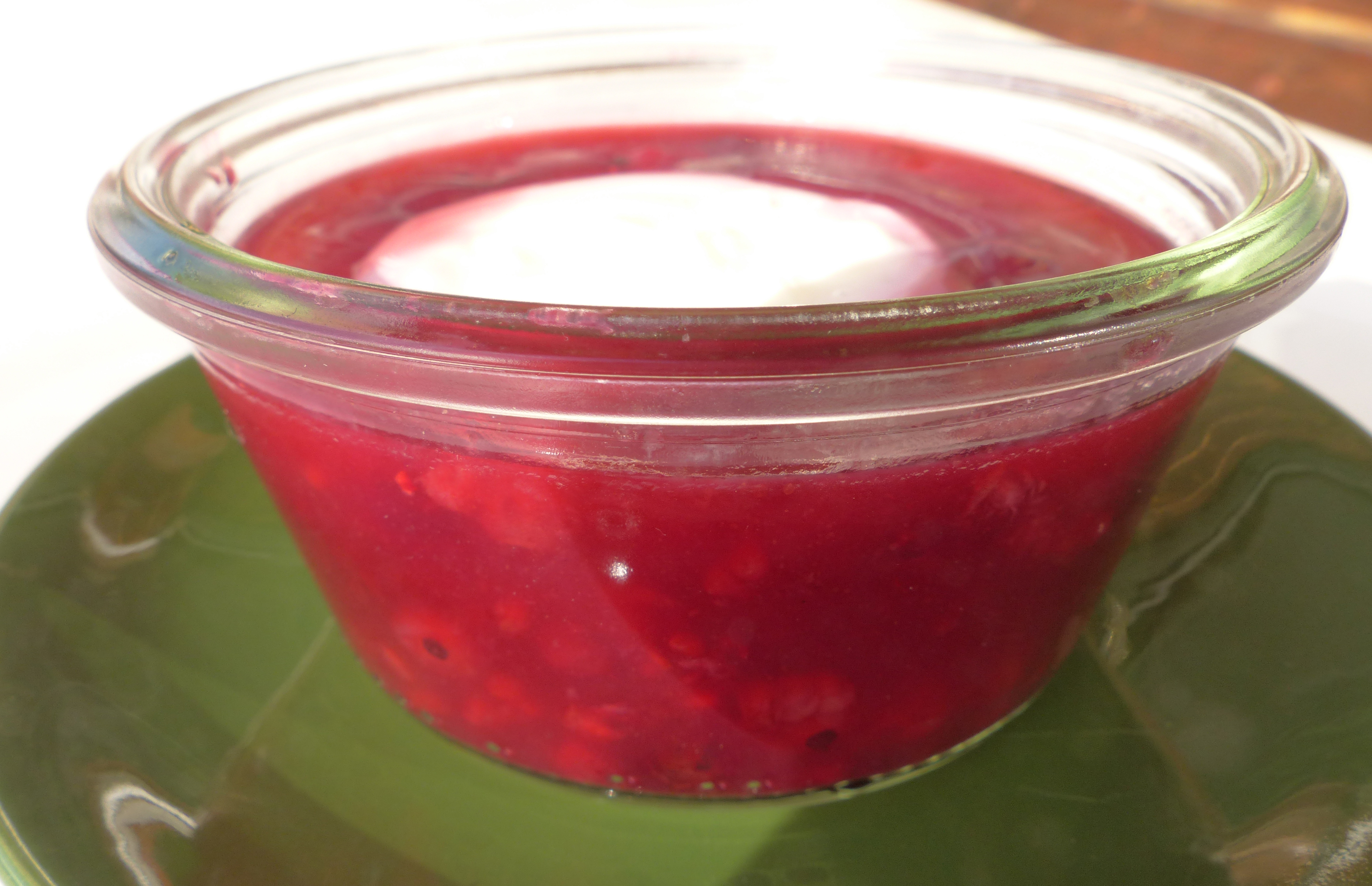 <p>Rote Grütze mit einem Klecks Mascarpone-Creme (= Mascarpone mit Milch und Vanillezucker glattrühren)</p>
