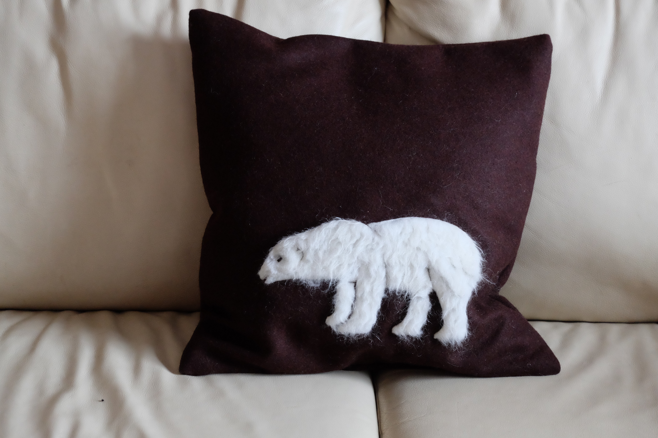 <p>Aus einem Kunstpelz-Rest wird mit Negativ-Applikation ein Eisbär auf den Polster gezaubert - zauberhaft! </p>