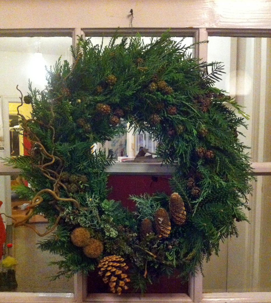 <p>Türkranz, unter anderem mit Zweigen der Sicheltanne, an deren Zweigspitzen kleine Zapfen hängen.</p>