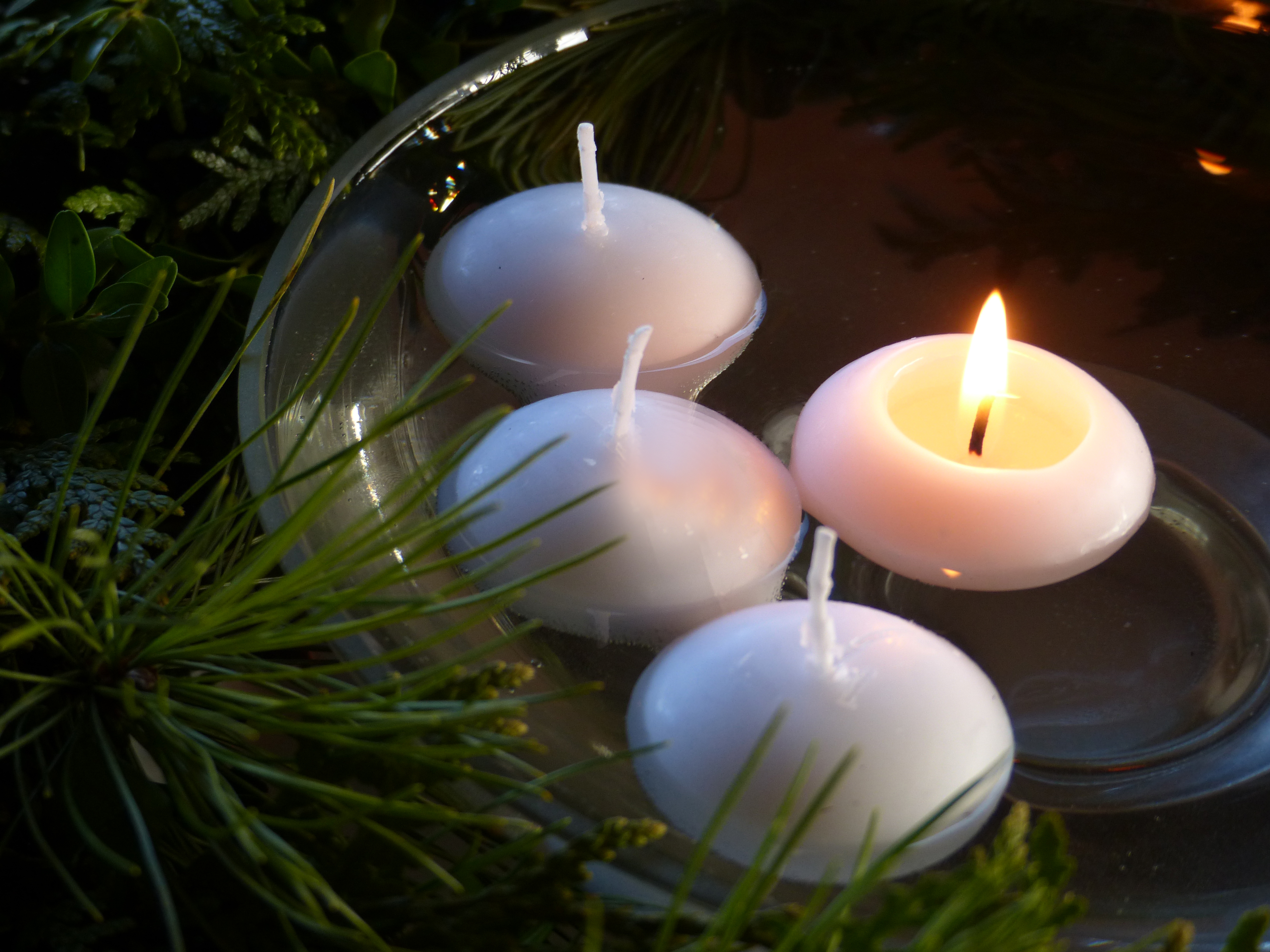 <p>Auch "nur" eine Schale mit 4 Schwimmkerzen kann adventlich gestaltet werden. Wasser ist ein zusätzliches , schönes, spirituelles Symbol!</p>